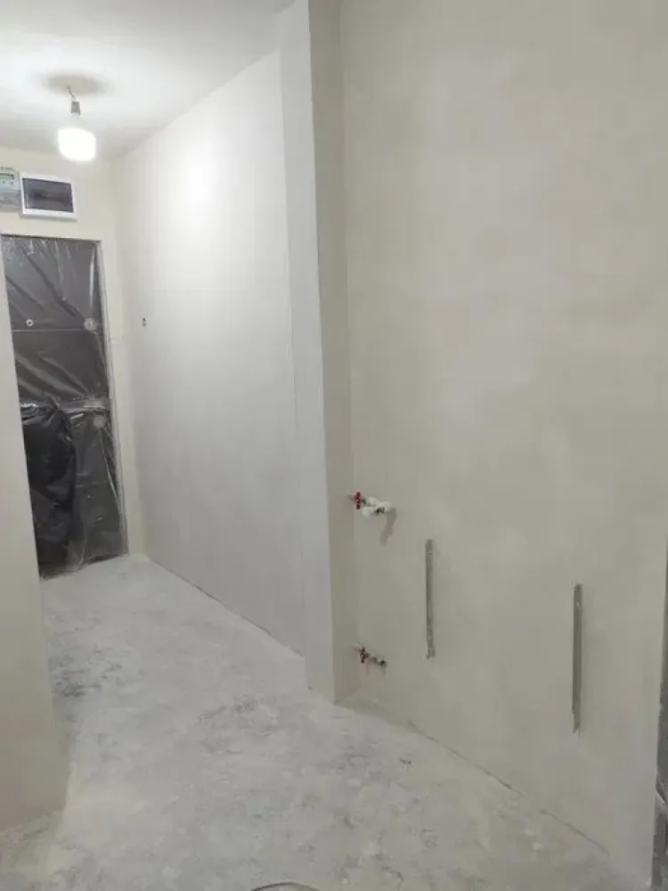 Apartament de Vanzare - 46 mp - bd. Constantin Brancoveanu - Vă propun spre vânzare un apartament cu 2 camere decomandat, având o suprafață de 46 mp, situat la etajul 2 al unui imobil prevăzut cu lift, amplasat chiar pe Bulevardul Constantin Brâncoveanu, în apropierea intersecției cu Strada Nițu Vasile.

Blocul, construit în anul 1975, pentru personalul din sistem, este anvelopat termic și beneficiază de o structură solidă. Un aspect mai puțin întâlnit este existența unui buncăr la subsolul imobilului.

Apartamentul este în curs de renovare completă, oferind viitorului proprietar avantajul de a prelua o locuință cu lucrări importante deja realizate. Au fost efectuate lucrări de tencuire, aplicare plasă și glet în întregul apartament, fiind pregătit pentru finisajele finale.

De asemenea, au fost înlocuite instalațiile sanitare și conductele principale, caloriferele au fost schimbate, iar instalația electrică a fost îmbunătățită prin adăugarea a șase circuite noi. Proprietatea beneficiază și de ușă de acces nouă, iar o parte dintre materialele necesare finalizării renovării au fost deja achiziționate, inclusiv gresie, faianță, obiecte sanitare și calorifere.

Un alt avantaj îl reprezintă compartimentarea practică și faptul că apartamentul beneficiază de vedere atât către fața, cât și către spatele blocului, asigurând lumină naturală și o bună ventilare.

📍 Localizare excelentă

Poziționat într-una dintre cele mai căutate zone din Sectorul 4, apartamentul oferă acces imediat la magazine, farmacii, restaurante, unități medicale, inclusiv Spitalul Clinic de Urgență pentru Copii Marie Curie, precum și la numeroase mijloace de transport în comun. Multe dintre facilități se află chiar la parterul blocului.

Caracteristici principale:

2 camere decomandate

Suprafață: 46 mp

Etaj 2/10

Lift

Bloc anvelopat

Construcție 1975

În curs de renovare

Instalații sanitare înlocuite
Circuite electrice suplimentare
Calorifere noi
Ușă metalică nouă
Vedere mixtă (față și spate)

O proprietate ideală pentru cei care își doresc să își personalizeze locuința după propriul gust, beneficiind de o locație excelentă și de investiții importante deja realizate. 📞

Alexximob Estate - tel. 0751454742

comision 800 e