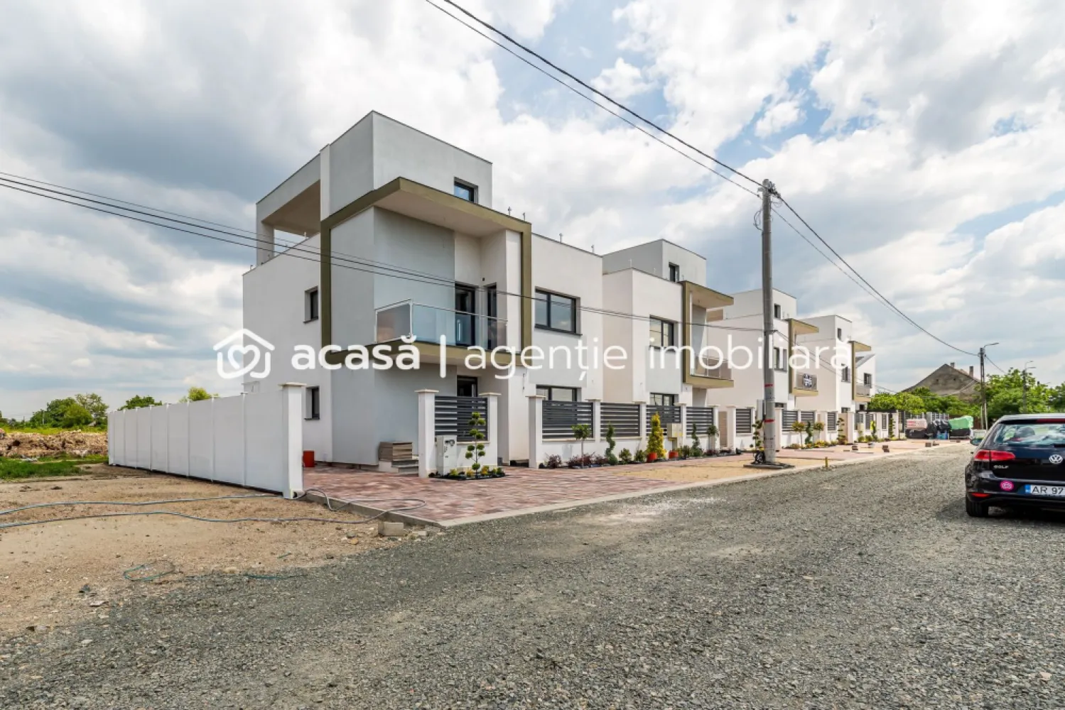 Casă nouă 2025 cu terasă rooftop – 5 camere, design modern, în Gai - Vă propunem spre achiziție o casă modernă, finalizată în 2025, ideală pentru o familie care își dorește confort, funcționalitate și un stil de viață contemporan. Amplasată în cartierul Gai, într-o zonă în plină dezvoltare, proprietatea se remarcă prin arhitectura sa modernă și prin facilitățile premium pe care le oferă.

Preț: 260.000 € (TVA inclus) | COMISION 0%
Contact: Sebastian Nica – 0722 252 639

Detalii proprietate:
Suprafață teren: 222 mp
Configurație: 5 camere
Dormitoare: 4
Băi: 3
An construcție: 2025 (casă nouă, neutilizată)
Terasa circulabilă tip rooftop – ideală pentru relaxare, hobby-uri sau amenajări outdoor moderne
Curte cu întreținere ușoară, perfectă pentru familii ocupate sau pentru amenajări personalizate

Dotări și beneficii:
Centrală proprie + încălzire în pardoseală pentru confort sporit
Compartimentare ergonomică, gândită pentru familii cu copii
Design modern, linii curate și finisaje contemporane
Zonă în expansiune, cu imobile noi în vecinătate – fără case vechi
Ideală atât pentru locuință personală, cât și pentru investiție pe termen lung
Acces rapid către principalele zone ale orașului

Pentru detalii și vizionare:
Sebastian Nica – 0722 252 639

Nu dispui de toată suma? Te ajutăm noi gratuit! Îți obținem oferte de la 16 bănci.

Ai o proprietate de vânzare în Arad și vrei să știi cât valorează cu adevărat?
Sună-mă pentru o evaluare gratuită, fără obligații.

Birou: ACASĂ | Agenție imobiliară Arad
Bulevardul Decebal 2, Arad 310133