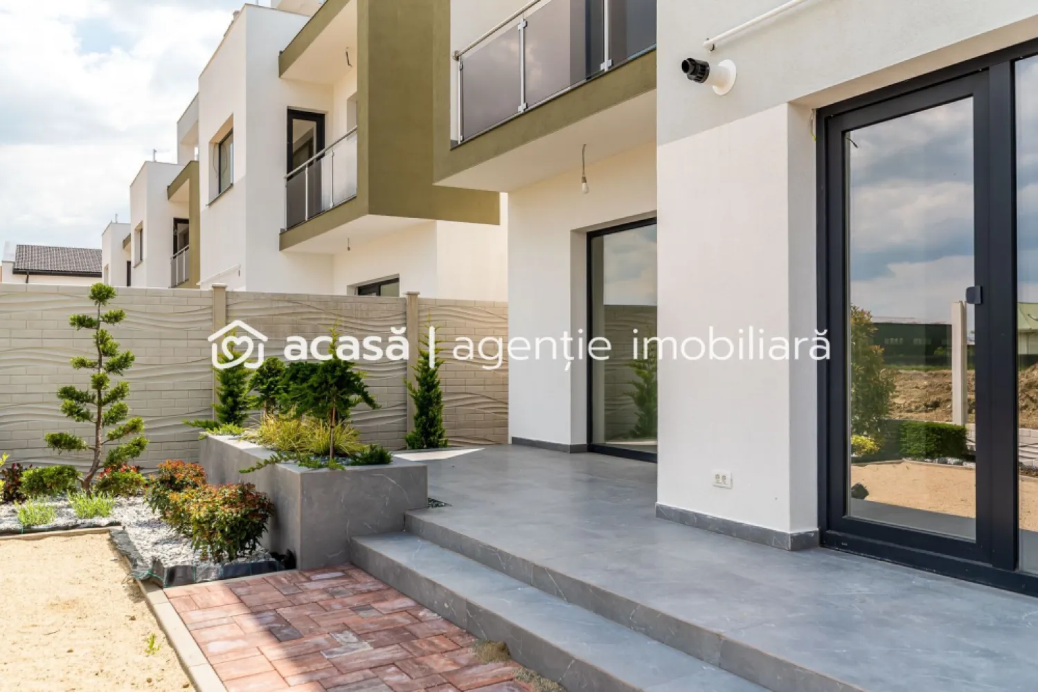 Casă nouă 2025 cu terasă rooftop – 5 camere, design modern, în Gai - Vă propunem spre achiziție o casă modernă, finalizată în 2025, ideală pentru o familie care își dorește confort, funcționalitate și un stil de viață contemporan. Amplasată în cartierul Gai, într-o zonă în plină dezvoltare, proprietatea se remarcă prin arhitectura sa modernă și prin facilitățile premium pe care le oferă.

Preț: 260.000 € (TVA inclus) | COMISION 0%
Contact: Sebastian Nica – 0722 252 639

Detalii proprietate:
Suprafață teren: 222 mp
Configurație: 5 camere
Dormitoare: 4
Băi: 3
An construcție: 2025 (casă nouă, neutilizată)
Terasa circulabilă tip rooftop – ideală pentru relaxare, hobby-uri sau amenajări outdoor moderne
Curte cu întreținere ușoară, perfectă pentru familii ocupate sau pentru amenajări personalizate

Dotări și beneficii:
Centrală proprie + încălzire în pardoseală pentru confort sporit
Compartimentare ergonomică, gândită pentru familii cu copii
Design modern, linii curate și finisaje contemporane
Zonă în expansiune, cu imobile noi în vecinătate – fără case vechi
Ideală atât pentru locuință personală, cât și pentru investiție pe termen lung
Acces rapid către principalele zone ale orașului

Pentru detalii și vizionare:
Sebastian Nica – 0722 252 639

Nu dispui de toată suma? Te ajutăm noi gratuit! Îți obținem oferte de la 16 bănci.

Ai o proprietate de vânzare în Arad și vrei să știi cât valorează cu adevărat?
Sună-mă pentru o evaluare gratuită, fără obligații.

Birou: ACASĂ | Agenție imobiliară Arad
Bulevardul Decebal 2, Arad 310133