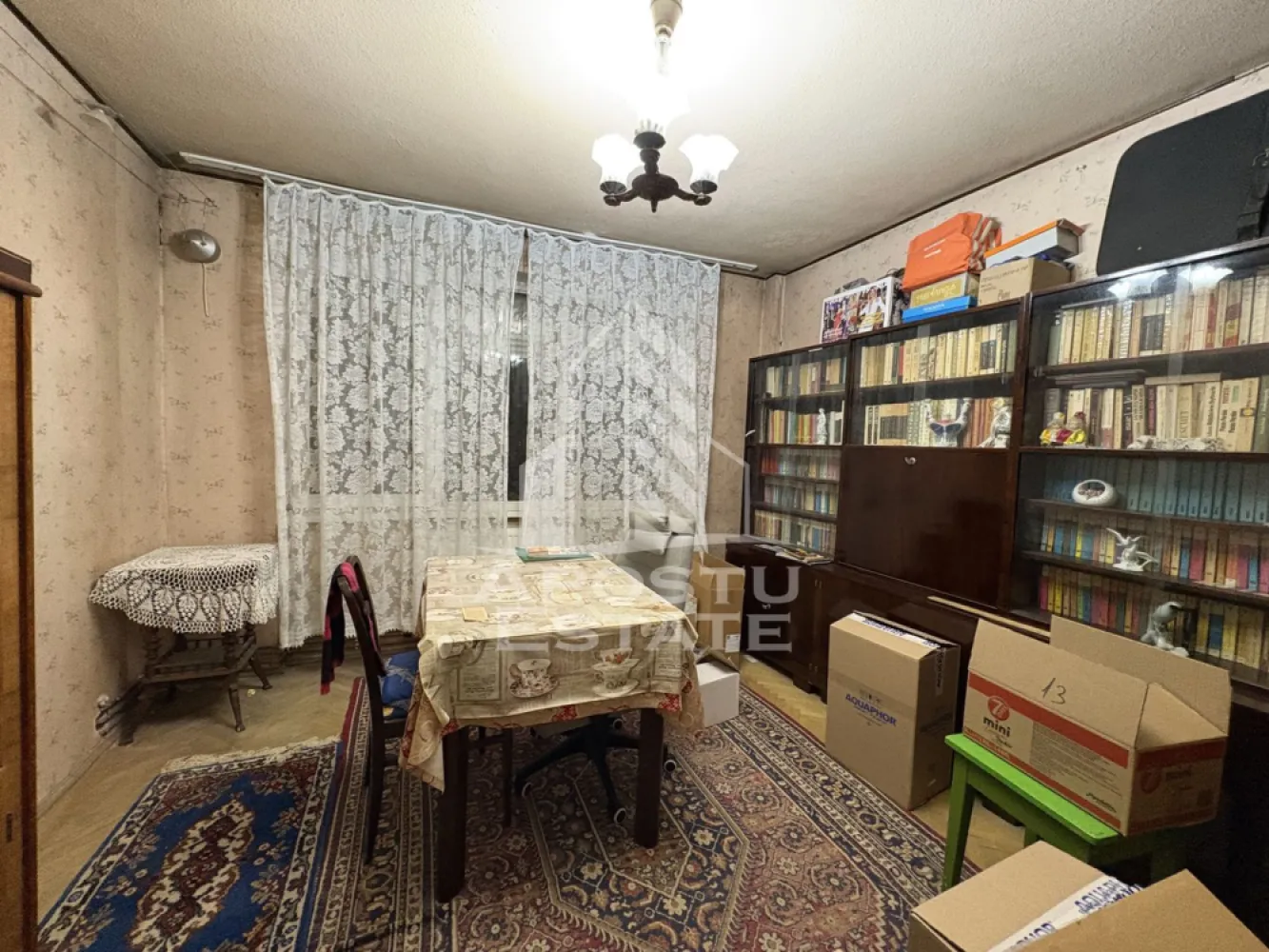 Apartament 2 camere Ultracentral in Timisoara - Apostu Estate propune spre vânzare un apartament semidecomandat cu 2 camere, având o suprafață utilă de 50 mp și un balcon deschis de 7 mp, situat la etajul 7/7 al unui imobil dotat cu lift, în zona Ultracentrală din Timișoara.

Proprietatea beneficiază de centrală proprie pe gaz, geamuri termopan, baie, cămară și spațiu suplimentar de depozitare. Hidroizolația este complet refăcută, iar priveliștea frumoasă asupra zonei reprezintă un plus important, fiind o opțiune excelentă și pentru investiție.

Apartamentul necesită renovare.

Vă așteptăm la vizionare!