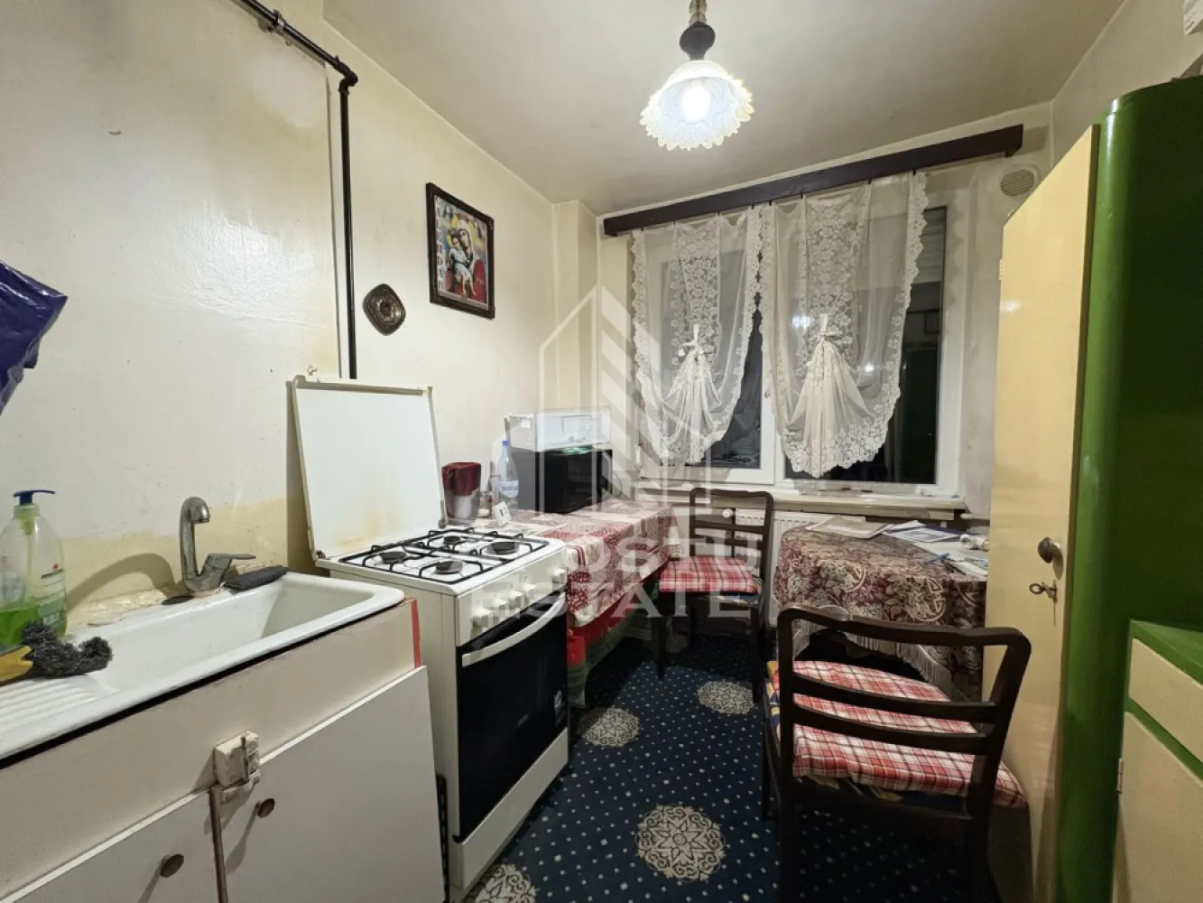 Apartament 2 camere Ultracentral in Timisoara - Apostu Estate propune spre vânzare un apartament semidecomandat cu 2 camere, având o suprafață utilă de 50 mp și un balcon deschis de 7 mp, situat la etajul 7/7 al unui imobil dotat cu lift, în zona Ultracentrală din Timișoara.

Proprietatea beneficiază de centrală proprie pe gaz, geamuri termopan, baie, cămară și spațiu suplimentar de depozitare. Hidroizolația este complet refăcută, iar priveliștea frumoasă asupra zonei reprezintă un plus important, fiind o opțiune excelentă și pentru investiție.

Apartamentul necesită renovare.

Vă așteptăm la vizionare!