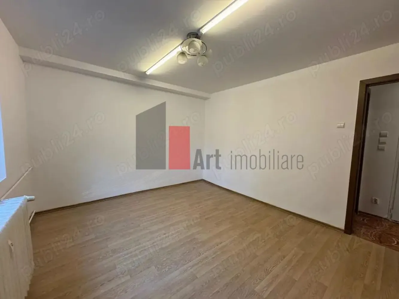 APARTAMENT 2 CAMERE SEBASTIAN - Va prezentam spre vanzare un apartament de 2 camere decomandate situat foarte 
 aproape de parcul Sebastian, la etajul 1 din 8 , in suprafata de 65mp.
 Apartamentul se compune din living ,dormitor , baie , hol , baie , balcon.
 Comfortul termic este asigurat de la reteaua centralizata.
 Pentru mai multe detalii sau vizionare sunati la 0722 371 033.