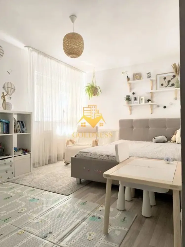 2 camere, Parcare, Modern, Mega Image, Zona Eugen Ionesco, Europa - GOLDNESS Imobiliare vă propune spre închiriere un apartament cu 2 camere complet mobilat și utilat, situat la parter într-un imobil de 3 etaje, în Cartierul Europa.
Dispune de loc de parcare!
Se află în apropierea stațiilor de transport în comun, magazine, restaurante, spații verzi, farmacii, etc. 

Apartamentul este compartimentat astfel:
 - dormitor cu pat matrimonial, dressing, noptiere
 - camera timp living cu canapea extensibila, comoda tv , birou
 - bucatarie complet utilată și mobilată, loc de servit masa 
 - baie cu cabina de dus, calorifer port prosop și dulap pentru depozitare.

Imobilul este dotat cu toate cele necesare- centrală proprie, frigider, aragaz, hotă, mașină de spălat haine, etc. 

Dacă sunteți interesați de acest apartament și doriți să îl vizionați, dar și pentru alte oferte nu ezitați să ne contactați telefonic sau prin e-mail. Vă stăm la dispoziție!
Pentru intermediere se percepe un comision de 50% din prețul chiriei!