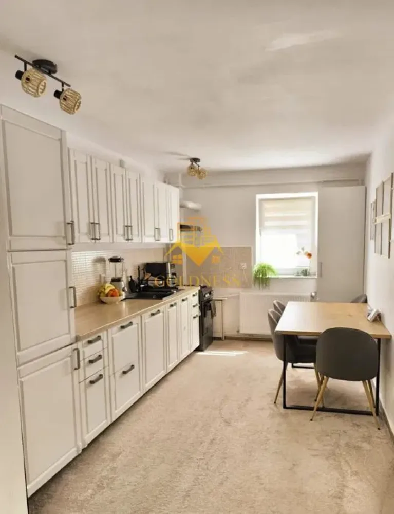 2 camere, Parcare, Modern, Mega Image, Zona Eugen Ionesco, Europa - GOLDNESS Imobiliare vă propune spre închiriere un apartament cu 2 camere complet mobilat și utilat, situat la parter într-un imobil de 3 etaje, în Cartierul Europa.
Dispune de loc de parcare!
Se află în apropierea stațiilor de transport în comun, magazine, restaurante, spații verzi, farmacii, etc. 

Apartamentul este compartimentat astfel:
 - dormitor cu pat matrimonial, dressing, noptiere
 - camera timp living cu canapea extensibila, comoda tv , birou
 - bucatarie complet utilată și mobilată, loc de servit masa 
 - baie cu cabina de dus, calorifer port prosop și dulap pentru depozitare.

Imobilul este dotat cu toate cele necesare- centrală proprie, frigider, aragaz, hotă, mașină de spălat haine, etc. 

Dacă sunteți interesați de acest apartament și doriți să îl vizionați, dar și pentru alte oferte nu ezitați să ne contactați telefonic sau prin e-mail. Vă stăm la dispoziție!
Pentru intermediere se percepe un comision de 50% din prețul chiriei!