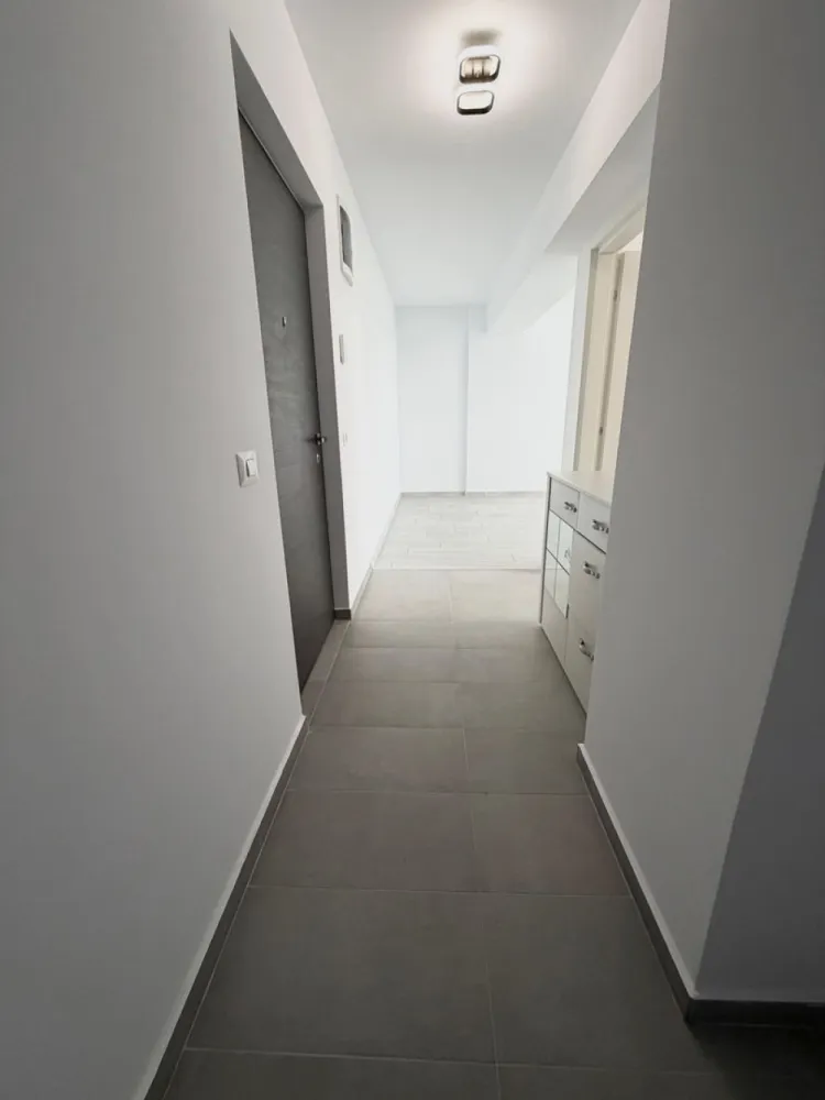 Garsoniera complet mobilata - bd. Timisoara 101N - loc parcare - **COMISION 0%**

**TVA INCLUS**

Garsonieră decomandată, complet mobilată și utilată, situată într-un imobil modern construit în anul 2024, pe Bulevardul Timișoara nr. 101N.

Proprietatea este amplasată la etajul 3 din 8, oferind un echilibru ideal între accesibilitate și confort. Compartimentarea decomandată asigură un spațiu bine organizat, cu delimitare clară între zonele de locuit, bucătărie și baie.

Garsoniera se vinde complet mobilată și utilată, fiind pregătită pentru mutare imediată sau pentru investiție în vederea închirierii. Finisajele sunt moderne, iar dotările sunt alese pentru a oferi un stil de viață confortabil și funcțional.

Un avantaj important al acestei proprietăți îl reprezintă locul de parcare propriu, inclus, oferind siguranță și comoditate.

Localizarea pe Bulevardul Timișoara asigură acces facil către mijloace de transport, centre comerciale, supermarketuri și alte puncte de interes urban.