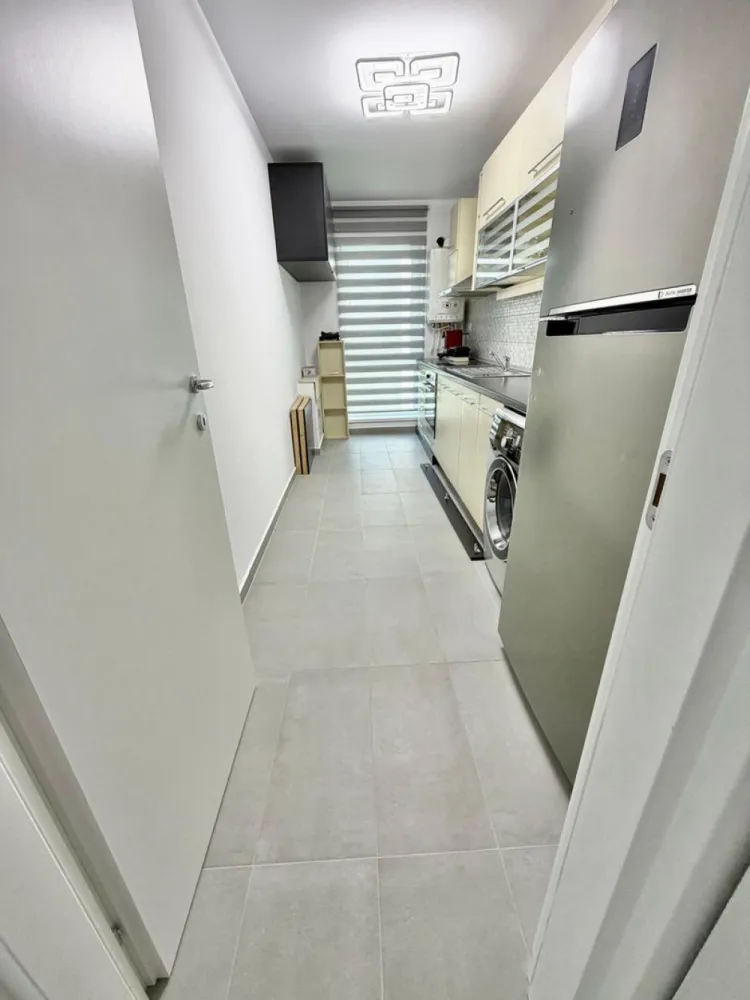 Garsoniera complet mobilata - bd. Timisoara 101N - loc parcare - **COMISION 0%**

**TVA INCLUS**

Garsonieră decomandată, complet mobilată și utilată, situată într-un imobil modern construit în anul 2024, pe Bulevardul Timișoara nr. 101N.

Proprietatea este amplasată la etajul 3 din 8, oferind un echilibru ideal între accesibilitate și confort. Compartimentarea decomandată asigură un spațiu bine organizat, cu delimitare clară între zonele de locuit, bucătărie și baie.

Garsoniera se vinde complet mobilată și utilată, fiind pregătită pentru mutare imediată sau pentru investiție în vederea închirierii. Finisajele sunt moderne, iar dotările sunt alese pentru a oferi un stil de viață confortabil și funcțional.

Un avantaj important al acestei proprietăți îl reprezintă locul de parcare propriu, inclus, oferind siguranță și comoditate.

Localizarea pe Bulevardul Timișoara asigură acces facil către mijloace de transport, centre comerciale, supermarketuri și alte puncte de interes urban.