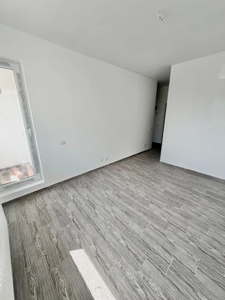 Garsoniera decomandata - Militari Residence - TVA INCLUS !!

Vă prezentăm o garsonieră deosebită, situată în cartierul Militari Residence, într-un bloc modern cu regim de înălțime P+3, poziționat strategic pentru a vă oferi confort și accesibilitate.

Detalii proprietate:

- Tip: Garsonieră
- Etaj: Demisol înalt
- Finalizata - mutare imediata !!
- Locație: Militari Residence

Avantaje:

- Bloc nou, construit cu materiale de calitate, garantând un standard ridicat de confort.
- Poziție excelentă, în imediata apropiere a mijloacelor de transport în comun, pentru o deplasare facilă către orice zonă a orașului.
- Acces rapid la instituții educaționale (școli publice), centre comerciale, supermarketuri și mall-uri.
- Zonă liniștită, ideală pentru locuit sau investiție.

Acum este momentul să achiziționați locuința visurilor dumneavoastră!

Contactați-ne pentru mai multe detalii și programarea unei vizionări.