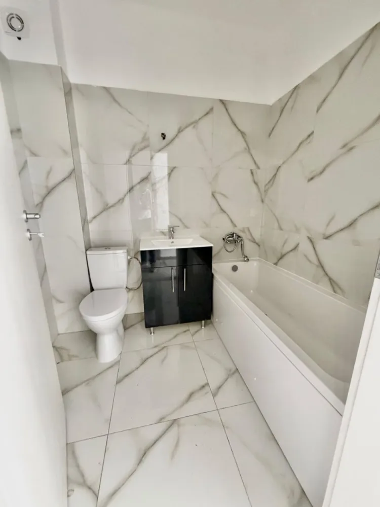 Garsoniera decomandata - Militari Residence - TVA INCLUS !!

Vă prezentăm o garsonieră deosebită, situată în cartierul Militari Residence, într-un bloc modern cu regim de înălțime P+3, poziționat strategic pentru a vă oferi confort și accesibilitate.

Detalii proprietate:

- Tip: Garsonieră
- Etaj: Demisol înalt
- Finalizata - mutare imediata !!
- Locație: Militari Residence

Avantaje:

- Bloc nou, construit cu materiale de calitate, garantând un standard ridicat de confort.
- Poziție excelentă, în imediata apropiere a mijloacelor de transport în comun, pentru o deplasare facilă către orice zonă a orașului.
- Acces rapid la instituții educaționale (școli publice), centre comerciale, supermarketuri și mall-uri.
- Zonă liniștită, ideală pentru locuit sau investiție.

Acum este momentul să achiziționați locuința visurilor dumneavoastră!

Contactați-ne pentru mai multe detalii și programarea unei vizionări.