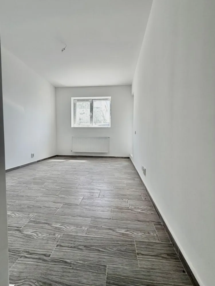 Garsoniera decomandata - Militari Residence - TVA INCLUS !!

Vă prezentăm o garsonieră deosebită, situată în cartierul Militari Residence, într-un bloc modern cu regim de înălțime P+3, poziționat strategic pentru a vă oferi confort și accesibilitate.

Detalii proprietate:

- Tip: Garsonieră
- Etaj: Demisol înalt
- Finalizata - mutare imediata !!
- Locație: Militari Residence

Avantaje:

- Bloc nou, construit cu materiale de calitate, garantând un standard ridicat de confort.
- Poziție excelentă, în imediata apropiere a mijloacelor de transport în comun, pentru o deplasare facilă către orice zonă a orașului.
- Acces rapid la instituții educaționale (școli publice), centre comerciale, supermarketuri și mall-uri.
- Zonă liniștită, ideală pentru locuit sau investiție.

Acum este momentul să achiziționați locuința visurilor dumneavoastră!

Contactați-ne pentru mai multe detalii și programarea unei vizionări.