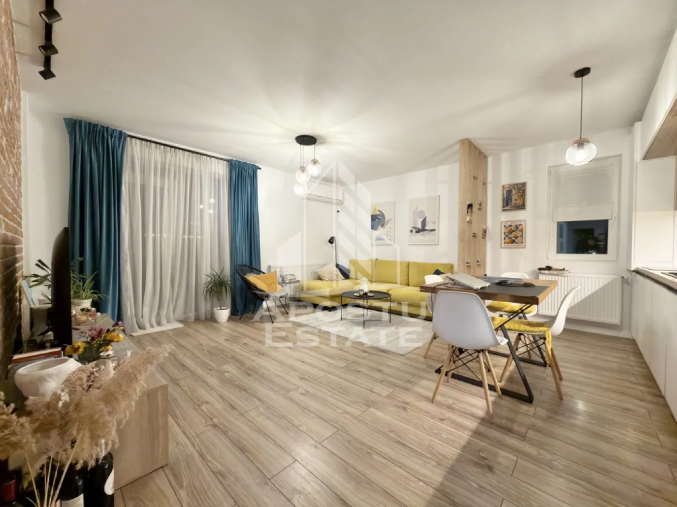 Apartament cu 3 camere si 2 terase complet mobilat la etajul 1in Giroc - APOSTU ESTATE va propune spre vanzare un apartament cu 3 camere situat in Giroc - Calea Urseni.
Drumul de acces spre imobil este asfaltat. In apropiere sunt magazine si supermarket-uri precum: Profi, Lidl, Penny, magazin alimentar, scoala si gradinita la o distanta de 5 minute, acces facil la mijloace de transport in comun.

Apartamentul se vinde complet mobilat si utilat precum se observa in imagini. 

Imobilul este situat la etajul 1.
Suprafata este de 70 mp utili + 2 terase.

Compartimentare:
- hol acces.
- living si bucatarie open space.
- 2 dormitoare.
- baie cu cada.
- 2 terase.

Detalii tehnice:
- constructie realizata in anul 2021 din caramida Porotherm de 25 cm.
- exterior izolat cu polistiren de 10 cm eps 80. 
- pereti despartitori complet din caramida (fara rigips) tencuiti mecanizat finisati cu glet si vopsea lavabila.
- mobilier de bucatarie modern de calitate inalta, realizat pe comanda.
- electrocasnice noi, in stare perfecta de functionare: (plita electrica, cuptor, masina de spalat vase, masina de spalat rufe, clima).
- geamuri termopan cu 3 sticle pentru izolare fonica si termica superioara, foarte mari si luminoase.
- aparat pentru aer conditionat in living.
- centrala proprie pe gaz, sistem de incalzire prin calorifere.
- aparataje modulare Gewis.
- usa acces securizata, usi interioare porta doors albe.
- 1 loc de parcare.

Utilitati complete: curent, apa de la retea, canalizare, gaz, internet prin fibra optica, cablu Tv.

Pretul este negociabil.
Pentru mai multe detalii nu ezitati sa ne contactati!

Acceptam orice fel de credit bancar. Oferim consultanta si solutii financiare prin colaboratorii nostri pentru a obtine cel mai avantajos credit Ipotecar sau Noua Casa.

Va asteptam cu drag la o vizionare chiar astazi!
CP2876283