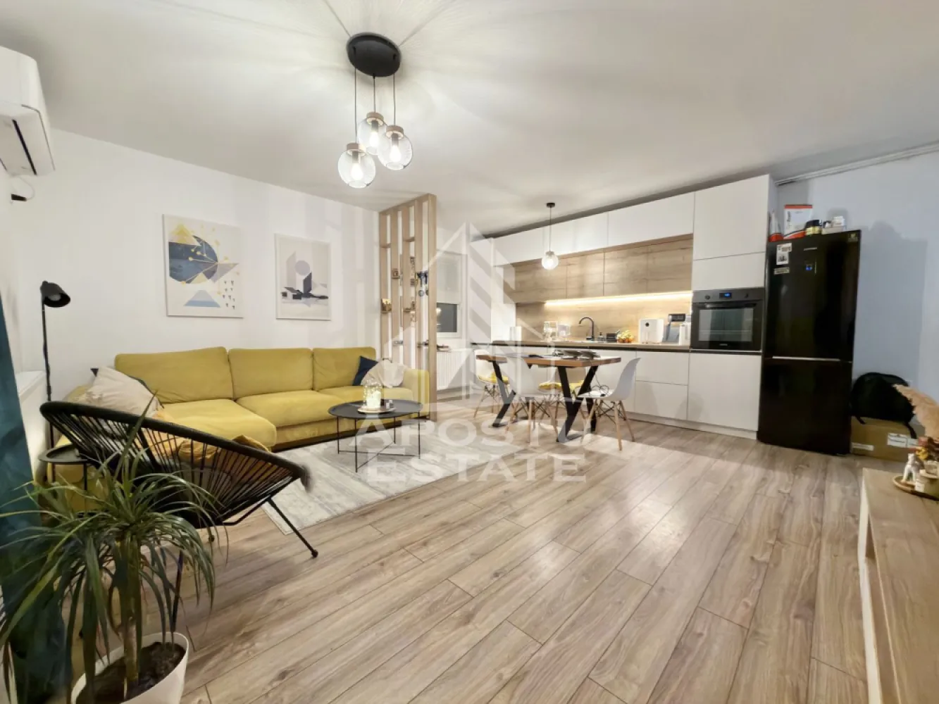Apartament cu 3 camere si 2 terase complet mobilat la etajul 1in Giroc - APOSTU ESTATE va propune spre vanzare un apartament cu 3 camere situat in Giroc - Calea Urseni.
Drumul de acces spre imobil este asfaltat. In apropiere sunt magazine si supermarket-uri precum: Profi, Lidl, Penny, magazin alimentar, scoala si gradinita la o distanta de 5 minute, acces facil la mijloace de transport in comun.

Apartamentul se vinde complet mobilat si utilat precum se observa in imagini. 

Imobilul este situat la etajul 1.
Suprafata este de 70 mp utili + 2 terase.

Compartimentare:
- hol acces.
- living si bucatarie open space.
- 2 dormitoare.
- baie cu cada.
- 2 terase.

Detalii tehnice:
- constructie realizata in anul 2021 din caramida Porotherm de 25 cm.
- exterior izolat cu polistiren de 10 cm eps 80. 
- pereti despartitori complet din caramida (fara rigips) tencuiti mecanizat finisati cu glet si vopsea lavabila.
- mobilier de bucatarie modern de calitate inalta, realizat pe comanda.
- electrocasnice noi, in stare perfecta de functionare: (plita electrica, cuptor, masina de spalat vase, masina de spalat rufe, clima).
- geamuri termopan cu 3 sticle pentru izolare fonica si termica superioara, foarte mari si luminoase.
- aparat pentru aer conditionat in living.
- centrala proprie pe gaz, sistem de incalzire prin calorifere.
- aparataje modulare Gewis.
- usa acces securizata, usi interioare porta doors albe.
- 1 loc de parcare.

Utilitati complete: curent, apa de la retea, canalizare, gaz, internet prin fibra optica, cablu Tv.

Pretul este negociabil.
Pentru mai multe detalii nu ezitati sa ne contactati!

Acceptam orice fel de credit bancar. Oferim consultanta si solutii financiare prin colaboratorii nostri pentru a obtine cel mai avantajos credit Ipotecar sau Noua Casa.

Va asteptam cu drag la o vizionare chiar astazi!
CP2876283