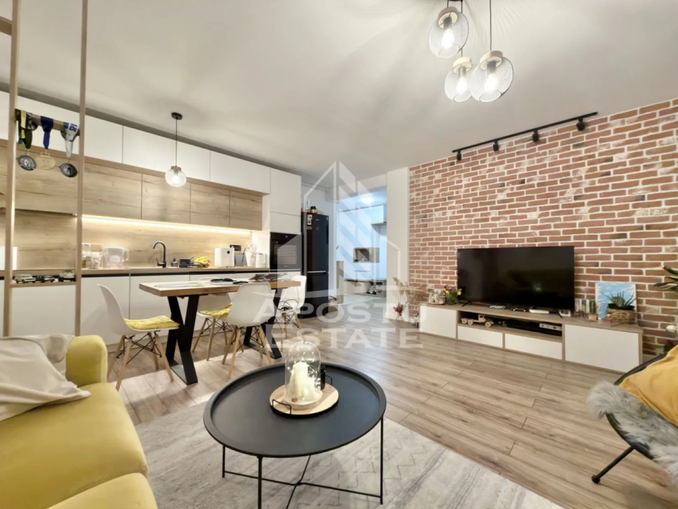 Apartament cu 3 camere si 2 terase complet mobilat la etajul 1in Giroc - APOSTU ESTATE va propune spre vanzare un apartament cu 3 camere situat in Giroc - Calea Urseni.
Drumul de acces spre imobil este asfaltat. In apropiere sunt magazine si supermarket-uri precum: Profi, Lidl, Penny, magazin alimentar, scoala si gradinita la o distanta de 5 minute, acces facil la mijloace de transport in comun.

Apartamentul se vinde complet mobilat si utilat precum se observa in imagini. 

Imobilul este situat la etajul 1.
Suprafata este de 70 mp utili + 2 terase.

Compartimentare:
- hol acces.
- living si bucatarie open space.
- 2 dormitoare.
- baie cu cada.
- 2 terase.

Detalii tehnice:
- constructie realizata in anul 2021 din caramida Porotherm de 25 cm.
- exterior izolat cu polistiren de 10 cm eps 80. 
- pereti despartitori complet din caramida (fara rigips) tencuiti mecanizat finisati cu glet si vopsea lavabila.
- mobilier de bucatarie modern de calitate inalta, realizat pe comanda.
- electrocasnice noi, in stare perfecta de functionare: (plita electrica, cuptor, masina de spalat vase, masina de spalat rufe, clima).
- geamuri termopan cu 3 sticle pentru izolare fonica si termica superioara, foarte mari si luminoase.
- aparat pentru aer conditionat in living.
- centrala proprie pe gaz, sistem de incalzire prin calorifere.
- aparataje modulare Gewis.
- usa acces securizata, usi interioare porta doors albe.
- 1 loc de parcare.

Utilitati complete: curent, apa de la retea, canalizare, gaz, internet prin fibra optica, cablu Tv.

Pretul este negociabil.
Pentru mai multe detalii nu ezitati sa ne contactati!

Acceptam orice fel de credit bancar. Oferim consultanta si solutii financiare prin colaboratorii nostri pentru a obtine cel mai avantajos credit Ipotecar sau Noua Casa.

Va asteptam cu drag la o vizionare chiar astazi!
CP2876283