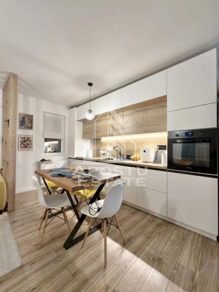 Apartament cu 3 camere si 2 terase complet mobilat la etajul 1in Giroc - APOSTU ESTATE va propune spre vanzare un apartament cu 3 camere situat in Giroc - Calea Urseni.
Drumul de acces spre imobil este asfaltat. In apropiere sunt magazine si supermarket-uri precum: Profi, Lidl, Penny, magazin alimentar, scoala si gradinita la o distanta de 5 minute, acces facil la mijloace de transport in comun.

Apartamentul se vinde complet mobilat si utilat precum se observa in imagini. 

Imobilul este situat la etajul 1.
Suprafata este de 70 mp utili + 2 terase.

Compartimentare:
- hol acces.
- living si bucatarie open space.
- 2 dormitoare.
- baie cu cada.
- 2 terase.

Detalii tehnice:
- constructie realizata in anul 2021 din caramida Porotherm de 25 cm.
- exterior izolat cu polistiren de 10 cm eps 80. 
- pereti despartitori complet din caramida (fara rigips) tencuiti mecanizat finisati cu glet si vopsea lavabila.
- mobilier de bucatarie modern de calitate inalta, realizat pe comanda.
- electrocasnice noi, in stare perfecta de functionare: (plita electrica, cuptor, masina de spalat vase, masina de spalat rufe, clima).
- geamuri termopan cu 3 sticle pentru izolare fonica si termica superioara, foarte mari si luminoase.
- aparat pentru aer conditionat in living.
- centrala proprie pe gaz, sistem de incalzire prin calorifere.
- aparataje modulare Gewis.
- usa acces securizata, usi interioare porta doors albe.
- 1 loc de parcare.

Utilitati complete: curent, apa de la retea, canalizare, gaz, internet prin fibra optica, cablu Tv.

Pretul este negociabil.
Pentru mai multe detalii nu ezitati sa ne contactati!

Acceptam orice fel de credit bancar. Oferim consultanta si solutii financiare prin colaboratorii nostri pentru a obtine cel mai avantajos credit Ipotecar sau Noua Casa.

Va asteptam cu drag la o vizionare chiar astazi!
CP2876283
