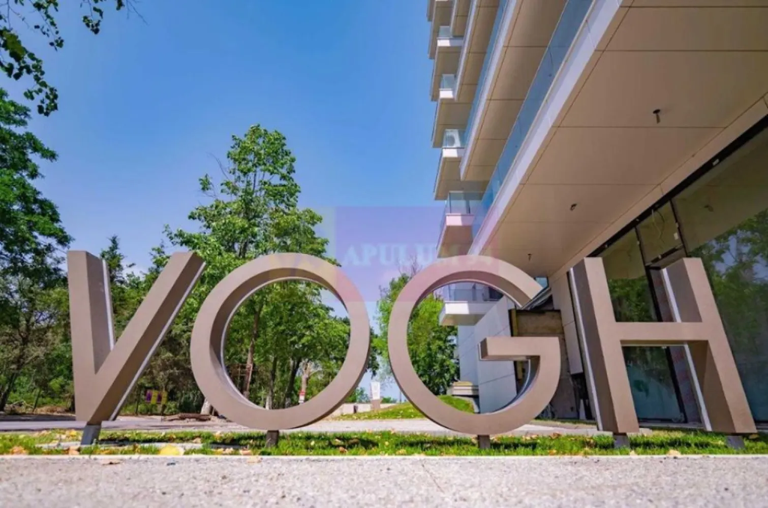 Apartament de Top în Vogh Olimp - Se vinde un apartament de top în VOGH Olimp, clădirea premiată anul trecut la Bienala Națională de Arhictură. Imobilul se găsește în Olimp, la 3 minute de mers pe jos de Plaja Olimp, și oferă acces facil la o piscină în aer liber sezonieră, la zona de bar, la o zonă de plajă privată și se oferă dasemenea în acest preț un loc de parcare subteran. Printre facilitățile disponibile la această proprietate se numără un accesul facil la restaurant, room-service și o recepție deschisă nonstop, precum și WiFi gratuit în zona de Lobby. Acest imobil se află la 49 km de City Park Mall & Cora Hypermarket și la 3,3 km de zona înpădurită Rezervaţia "Stejarii Brumării". VOGH Olimp se află la 1,8 km de Plaja 23 August și la 41 km de Piaţa Ovidiu. Cel mai apropiat aeroport este Aeroportul Internaţional Mihail Kogălniceanu, situat la 61 km de acest hotel. Complexul hotelier și rezidențial Vogh Olimp se remarcă prin arhitectura sa modernă și designul exclusivist, oferind facilități premium pentru un confort sporit. Cu o suprafață utilă de 12.545 metri pătrați și 12 etaje, clădirea impresionează prin soluțiile sale de calitate ridicată și suprafețele vitrate mari, eficiente energetic.
 Pentru a asigura confortul și durabilitatea, complexul utilizează materiale de înaltă calitate, inclusiv vitraje duble cu sticlă COOL-LITE® și PLANICLEAR®. Fațada panoramică și piscina situată la etajul 11, cu vedere neîntreruptă asupra litoralului, sunt elemente arhitecturale distincte care contribuie la eleganța și exclusivitatea proiectului.Amenajările exterioare oferă un spațiu verde generos perimetral clădirii, amenajat astfel încât să ofere un maxim de confort. Ansamblul este amplasat într-o zonă ușor accesibilă pentru turiști, cu un drum scurt de acces către plajă, dar și către o plimbare prin pădurea din apropiere.
Apartamentul care se vinde este situat la etajul 5 și se predă la acest preț mobilat și utilat integral. Apartamentul beneficază de un design modern, este luminos și aerisit, reprezentând locul ideal pentru relaxare totală, departe de orice agitație. Fiecare detaliu este gândit pentru confort: finisaje de calitate superioară, ferestre largi care inunda spațiul cu lumină naturală și o priveliște care îți taie respirația, indiferent de anotimp, un portal spre fericirea ta, apartamentul unde odată ajuns vei regăsi de fiecare dată ritmul și armonia ce te vor purta spre propriile realizări. Pentru mai multe detalii și programarea de vizionări nu ezitați să mă contactați, Daniel, Apulum94.