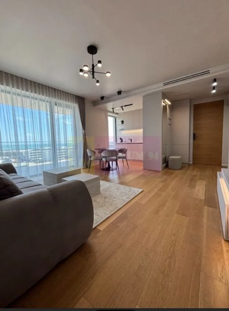 Apartament de Top în Vogh Olimp - Se vinde un apartament de top în VOGH Olimp, clădirea premiată anul trecut la Bienala Națională de Arhictură. Imobilul se găsește în Olimp, la 3 minute de mers pe jos de Plaja Olimp, și oferă acces facil la o piscină în aer liber sezonieră, la zona de bar, la o zonă de plajă privată și se oferă dasemenea în acest preț un loc de parcare subteran. Printre facilitățile disponibile la această proprietate se numără un accesul facil la restaurant, room-service și o recepție deschisă nonstop, precum și WiFi gratuit în zona de Lobby. Acest imobil se află la 49 km de City Park Mall & Cora Hypermarket și la 3,3 km de zona înpădurită Rezervaţia "Stejarii Brumării". VOGH Olimp se află la 1,8 km de Plaja 23 August și la 41 km de Piaţa Ovidiu. Cel mai apropiat aeroport este Aeroportul Internaţional Mihail Kogălniceanu, situat la 61 km de acest hotel. Complexul hotelier și rezidențial Vogh Olimp se remarcă prin arhitectura sa modernă și designul exclusivist, oferind facilități premium pentru un confort sporit. Cu o suprafață utilă de 12.545 metri pătrați și 12 etaje, clădirea impresionează prin soluțiile sale de calitate ridicată și suprafețele vitrate mari, eficiente energetic.
 Pentru a asigura confortul și durabilitatea, complexul utilizează materiale de înaltă calitate, inclusiv vitraje duble cu sticlă COOL-LITE® și PLANICLEAR®. Fațada panoramică și piscina situată la etajul 11, cu vedere neîntreruptă asupra litoralului, sunt elemente arhitecturale distincte care contribuie la eleganța și exclusivitatea proiectului.Amenajările exterioare oferă un spațiu verde generos perimetral clădirii, amenajat astfel încât să ofere un maxim de confort. Ansamblul este amplasat într-o zonă ușor accesibilă pentru turiști, cu un drum scurt de acces către plajă, dar și către o plimbare prin pădurea din apropiere.
Apartamentul care se vinde este situat la etajul 5 și se predă la acest preț mobilat și utilat integral. Apartamentul beneficază de un design modern, este luminos și aerisit, reprezentând locul ideal pentru relaxare totală, departe de orice agitație. Fiecare detaliu este gândit pentru confort: finisaje de calitate superioară, ferestre largi care inunda spațiul cu lumină naturală și o priveliște care îți taie respirația, indiferent de anotimp, un portal spre fericirea ta, apartamentul unde odată ajuns vei regăsi de fiecare dată ritmul și armonia ce te vor purta spre propriile realizări. Pentru mai multe detalii și programarea de vizionări nu ezitați să mă contactați, Daniel, Apulum94.