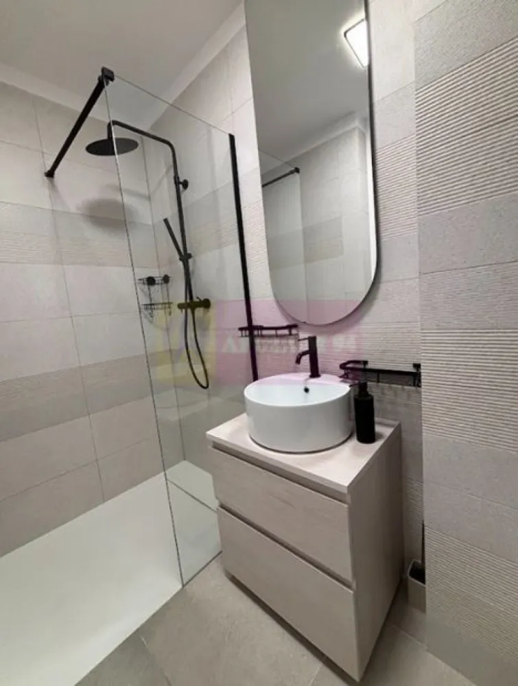 Apartament de Top în Vogh Olimp - Se vinde un apartament de top în VOGH Olimp, clădirea premiată anul trecut la Bienala Națională de Arhictură. Imobilul se găsește în Olimp, la 3 minute de mers pe jos de Plaja Olimp, și oferă acces facil la o piscină în aer liber sezonieră, la zona de bar, la o zonă de plajă privată și se oferă dasemenea în acest preț un loc de parcare subteran. Printre facilitățile disponibile la această proprietate se numără un accesul facil la restaurant, room-service și o recepție deschisă nonstop, precum și WiFi gratuit în zona de Lobby. Acest imobil se află la 49 km de City Park Mall & Cora Hypermarket și la 3,3 km de zona înpădurită Rezervaţia "Stejarii Brumării". VOGH Olimp se află la 1,8 km de Plaja 23 August și la 41 km de Piaţa Ovidiu. Cel mai apropiat aeroport este Aeroportul Internaţional Mihail Kogălniceanu, situat la 61 km de acest hotel. Complexul hotelier și rezidențial Vogh Olimp se remarcă prin arhitectura sa modernă și designul exclusivist, oferind facilități premium pentru un confort sporit. Cu o suprafață utilă de 12.545 metri pătrați și 12 etaje, clădirea impresionează prin soluțiile sale de calitate ridicată și suprafețele vitrate mari, eficiente energetic.
 Pentru a asigura confortul și durabilitatea, complexul utilizează materiale de înaltă calitate, inclusiv vitraje duble cu sticlă COOL-LITE® și PLANICLEAR®. Fațada panoramică și piscina situată la etajul 11, cu vedere neîntreruptă asupra litoralului, sunt elemente arhitecturale distincte care contribuie la eleganța și exclusivitatea proiectului.Amenajările exterioare oferă un spațiu verde generos perimetral clădirii, amenajat astfel încât să ofere un maxim de confort. Ansamblul este amplasat într-o zonă ușor accesibilă pentru turiști, cu un drum scurt de acces către plajă, dar și către o plimbare prin pădurea din apropiere.
Apartamentul care se vinde este situat la etajul 5 și se predă la acest preț mobilat și utilat integral. Apartamentul beneficază de un design modern, este luminos și aerisit, reprezentând locul ideal pentru relaxare totală, departe de orice agitație. Fiecare detaliu este gândit pentru confort: finisaje de calitate superioară, ferestre largi care inunda spațiul cu lumină naturală și o priveliște care îți taie respirația, indiferent de anotimp, un portal spre fericirea ta, apartamentul unde odată ajuns vei regăsi de fiecare dată ritmul și armonia ce te vor purta spre propriile realizări. Pentru mai multe detalii și programarea de vizionări nu ezitați să mă contactați, Daniel, Apulum94.