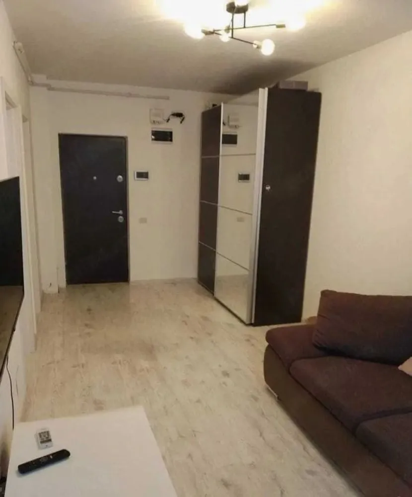 Garsoniera de Vanzare - 32 mp - Drumul Binelui - Va propun spre vanzare o garsoniera, locuința este complet mobilată și utilată, fiind pregătită pentru mutare imediată. Beneficiază de dotări moderne, precum:

aer condiționat;
centrală termică proprie;
frigider;
mașină de spălat rufe;
aragaz;
cuptor electric.

Localizare excelentă, cu acces rapid către mijloacele de transport 

stația STB in apropiere

metrou Apărătorii Patriei.

Zona este sigură, liniștită și locuită de vecini civilizați. În imediata apropiere se găsesc numeroase facilități: magazine, restaurante, săli de fitness și alte puncte de interes pentru confortul zilnic.

Garsoniera este disponibilă imediat și necesită doar o igienizare ușoară.

Pentru detalii suplimentare și programarea unei vizionări, vă rog să mă contactați. 

Alexximob Estate - tel. 0751454742

comision: 600 euro