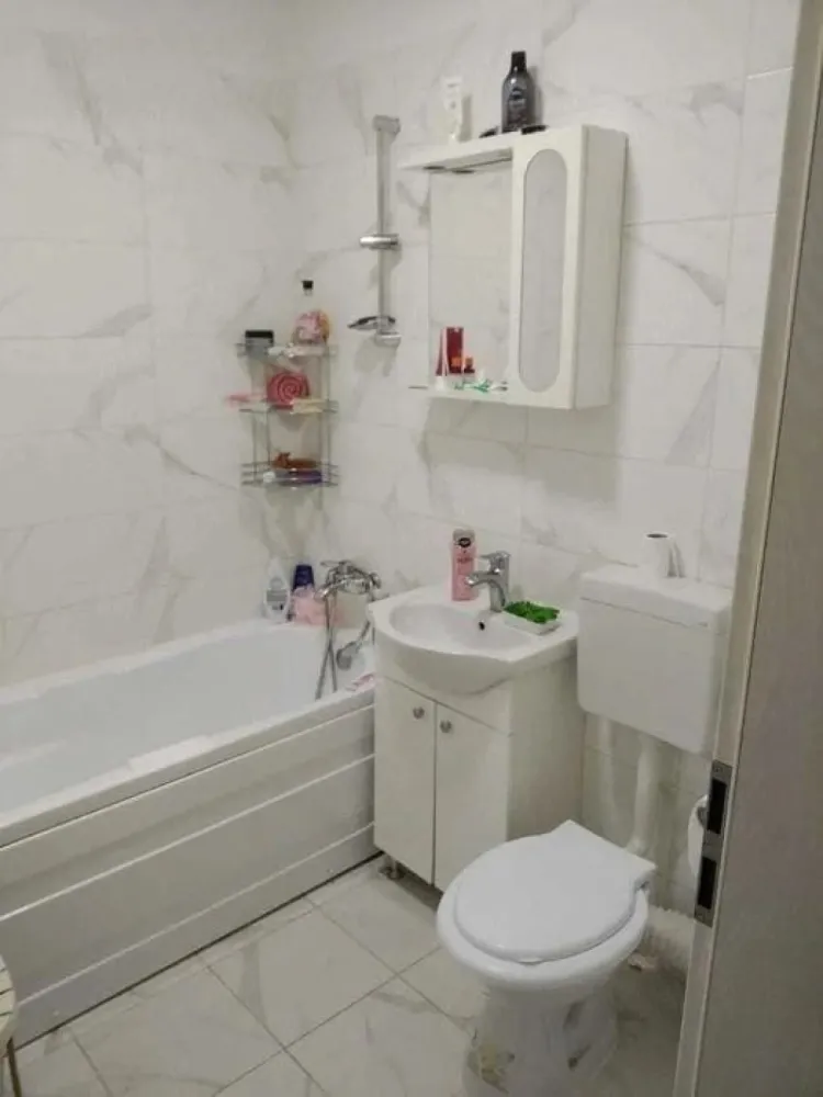 Garsoniera de Vanzare - 32 mp - Drumul Binelui - Va propun spre vanzare o garsoniera, locuința este complet mobilată și utilată, fiind pregătită pentru mutare imediată. Beneficiază de dotări moderne, precum:

aer condiționat;
centrală termică proprie;
frigider;
mașină de spălat rufe;
aragaz;
cuptor electric.

P/8

Localizare excelentă, cu acces rapid către mijloacele de transport 

stația STB in apropiere

metrou Apărătorii Patriei.

Zona este sigură, liniștită și locuită de vecini civilizați. În imediata apropiere se găsesc numeroase facilități: magazine, restaurante, săli de fitness și alte puncte de interes pentru confortul zilnic.

Garsoniera este disponibilă imediat și necesită doar o igienizare ușoară.

Pentru detalii suplimentare și programarea unei vizionări, vă rog să mă contactați. 

Alexximob Estate - tel. 0751454742

comision: 600 euro