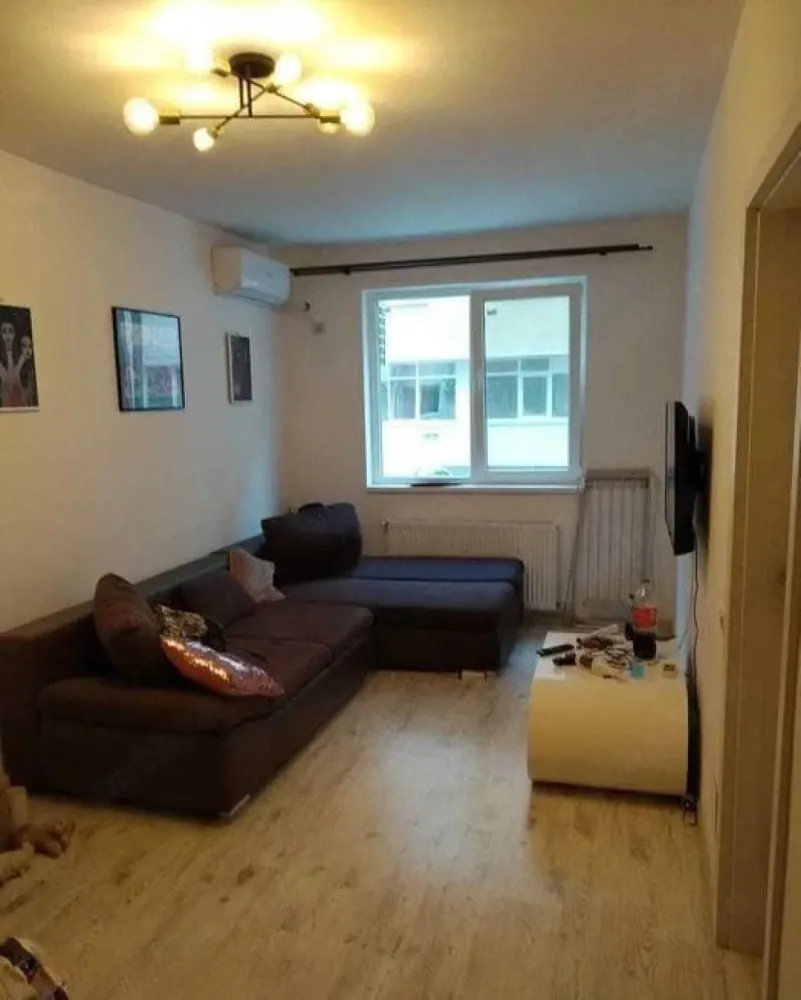Garsoniera de Vanzare - 32 mp - Drumul Binelui - Va propun spre vanzare o garsoniera, locuința este complet mobilată și utilată, fiind pregătită pentru mutare imediată. Beneficiază de dotări moderne, precum:

aer condiționat;
centrală termică proprie;
frigider;
mașină de spălat rufe;
aragaz;
cuptor electric.

P/8

Localizare excelentă, cu acces rapid către mijloacele de transport 

stația STB in apropiere

metrou Apărătorii Patriei.

Zona este sigură, liniștită și locuită de vecini civilizați. În imediata apropiere se găsesc numeroase facilități: magazine, restaurante, săli de fitness și alte puncte de interes pentru confortul zilnic.

Garsoniera este disponibilă imediat și necesită doar o igienizare ușoară.

Pentru detalii suplimentare și programarea unei vizionări, vă rog să mă contactați. 

Alexximob Estate - tel. 0751454742

comision: 600 euro