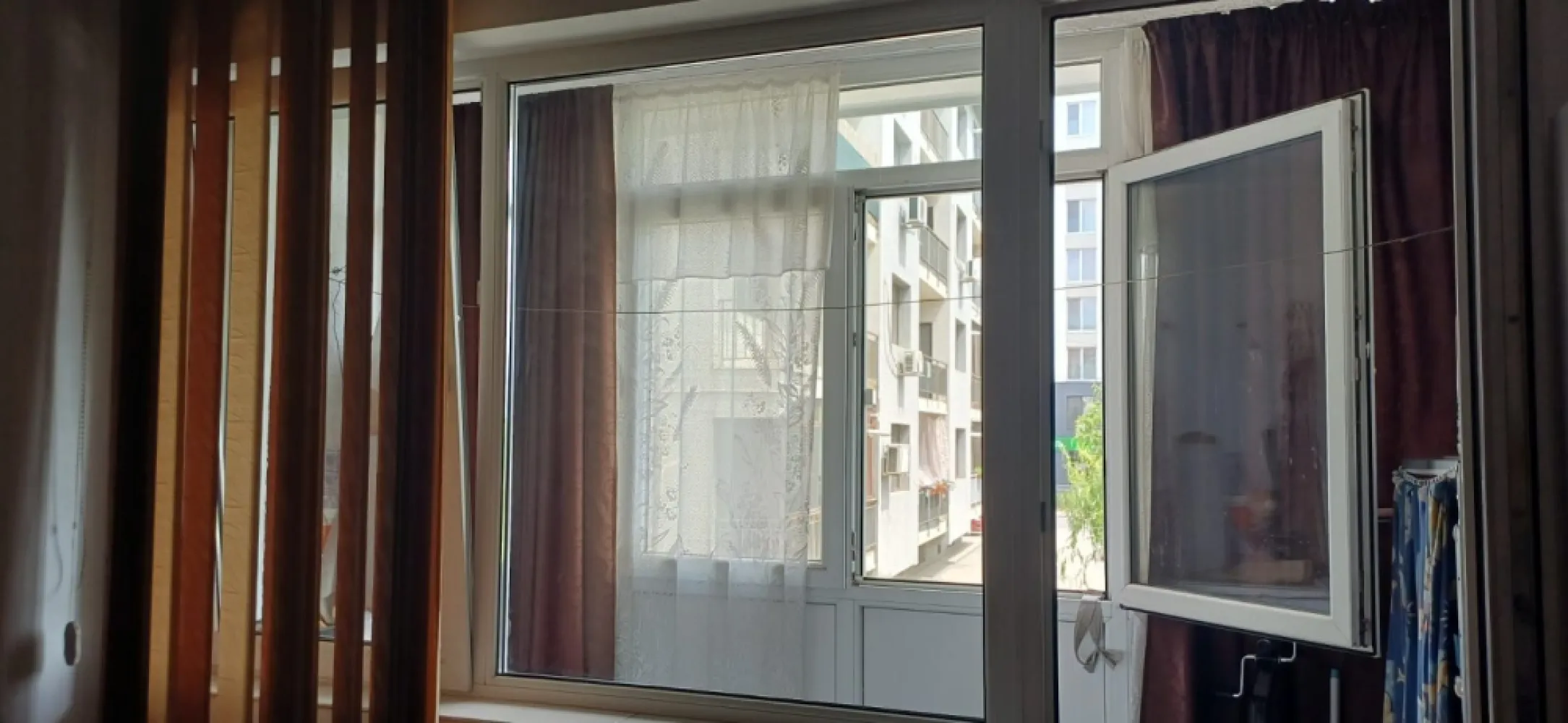 Garsoniera de vanzare - 34 mp - Zona Grand Arena - Va propun spre vanzare o garsonieră situată la parterul inalt al unui bloc cu demisol, in zona Grand Arena, într-o zonă bine conectată, în apropiere de Kaufland, Lidl și Parcul Tudor Arghezi. 

34 mp utili

Locuința este dotată cu centrală termică proprie și cabină de duș, oferind confort și funcționalitate pentru viitorul proprietar.

LIBERA SI GATA DE MUTARE IMEDIATA.

Loc de parcare disponibil, parcare prevazuta cu bariera.

Alexximob Estate - tel. 0751454742

comision 10000 e