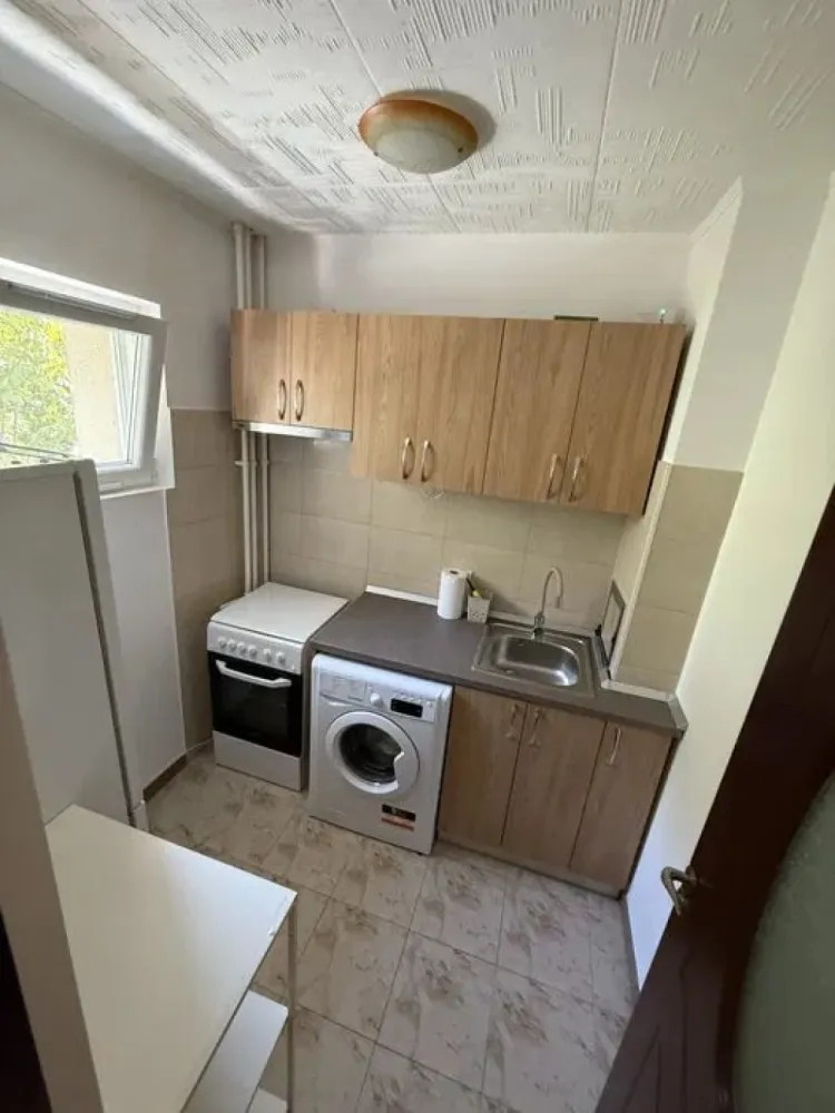 Apartament de Vanzare - 2 Camere - Aparatorii Patriei - 50 mp - Va propun spre vanzare un apartament cu 2 camere, semidecomandat, situat la etajul 1 al unui bloc reabilitat termic, cu o suprafață de 50 mp. Locuința este luminoasă, bine compartimentată și potrivită atât pentru locuit, cât și pentru investiție.

Dispune de un living primitor, un dormitor confortabil cu parchet laminat și vedere către stradă, bucătărie practică. Apartamentul beneficiază de aer condiționat și de un ambient plăcut pe tot parcursul anului.

Amplasat într-o zonă accesibilă, in apropiere de stația de metrou Apărătorii Patriei, cu acces rapid către magazine, școli, grădinițe și alte puncte de interes.

Preț negociabil. Pentru mai multe detalii sau programarea unei vizionări, nu ezitați să mă contactați.

ALEXXIMOB ESTATE - TEL. 0751454742

COMISION: 2%