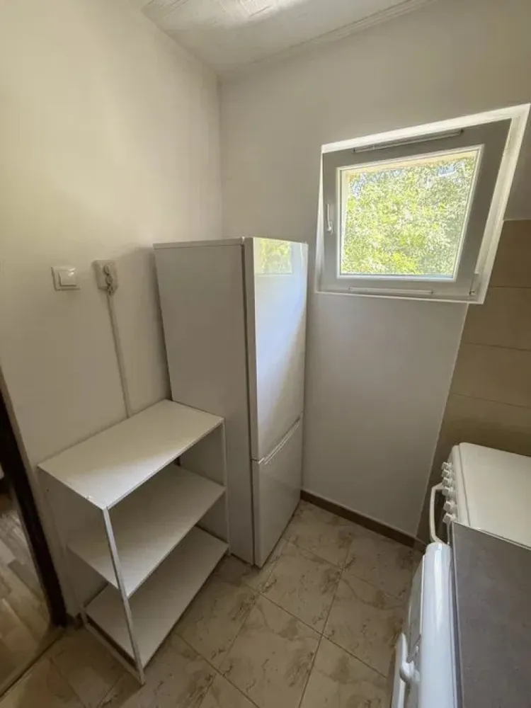 Apartament de Vanzare - 2 Camere - Aparatorii Patriei - 50 mp - Va propun spre vanzare un apartament cu 2 camere, semidecomandat, situat la etajul 1 al unui bloc reabilitat termic, cu o suprafață de 50 mp. Locuința este luminoasă, bine compartimentată și potrivită atât pentru locuit, cât și pentru investiție.

Dispune de un living primitor, un dormitor confortabil cu parchet laminat și vedere către stradă, bucătărie practică. Apartamentul beneficiază de aer condiționat și de un ambient plăcut pe tot parcursul anului.

Amplasat într-o zonă accesibilă, in apropiere de stația de metrou Apărătorii Patriei, cu acces rapid către magazine, școli, grădinițe și alte puncte de interes.

Preț negociabil. Pentru mai multe detalii sau programarea unei vizionări, nu ezitați să mă contactați.

ALEXXIMOB ESTATE - TEL. 0751454742

COMISION: 2%