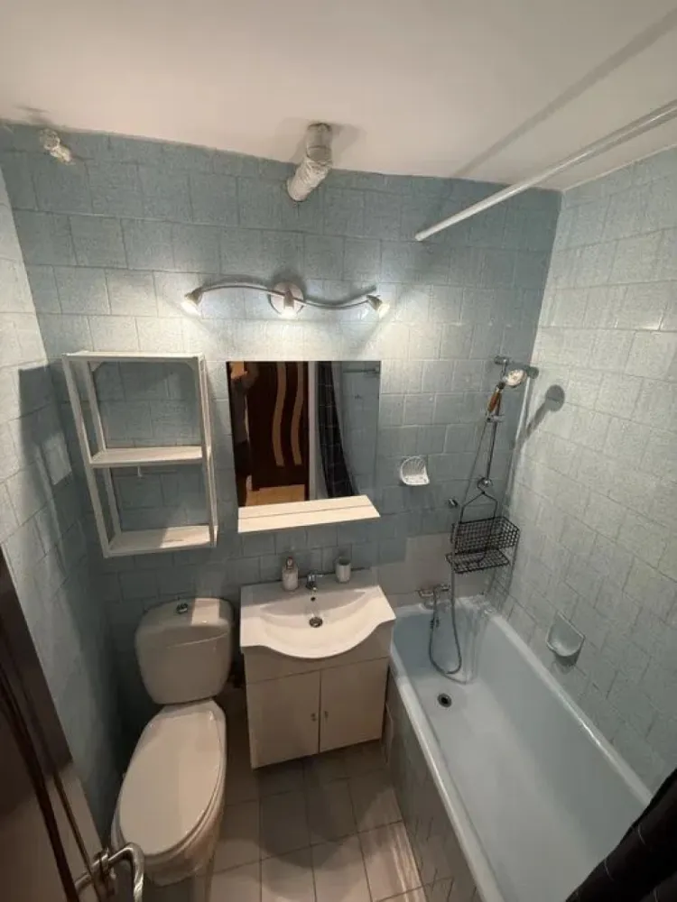 Apartament de Vanzare - 2 Camere - Aparatorii Patriei - 50 mp - Va propun spre vanzare un apartament cu 2 camere, semidecomandat, situat la etajul 1 al unui bloc reabilitat termic, cu o suprafață de 50 mp. Locuința este luminoasă, bine compartimentată și potrivită atât pentru locuit, cât și pentru investiție.

Dispune de un living primitor, un dormitor confortabil cu parchet laminat și vedere către stradă, bucătărie practică. Apartamentul beneficiază de aer condiționat și de un ambient plăcut pe tot parcursul anului.

Amplasat într-o zonă accesibilă, in apropiere de stația de metrou Apărătorii Patriei, cu acces rapid către magazine, școli, grădinițe și alte puncte de interes.

Preț negociabil. Pentru mai multe detalii sau programarea unei vizionări, nu ezitați să mă contactați.

ALEXXIMOB ESTATE - TEL. 0751454742

COMISION: 2%