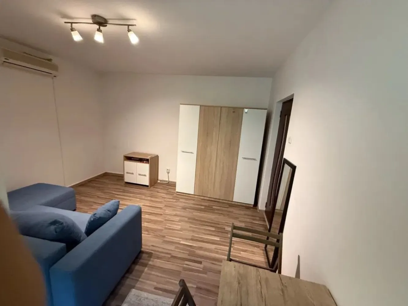 Apartament de Vanzare - 2 Camere - Aparatorii Patriei - 50 mp - Va propun spre vanzare un apartament cu 2 camere, semidecomandat, situat la etajul 1 al unui bloc reabilitat termic, cu o suprafață de 50 mp. Locuința este luminoasă, bine compartimentată și potrivită atât pentru locuit, cât și pentru investiție.

Dispune de un living primitor, un dormitor confortabil cu parchet laminat și vedere către stradă, bucătărie practică. Apartamentul beneficiază de aer condiționat și de un ambient plăcut pe tot parcursul anului.

Amplasat într-o zonă accesibilă, in apropiere de stația de metrou Apărătorii Patriei, cu acces rapid către magazine, școli, grădinițe și alte puncte de interes.

Preț negociabil. Pentru mai multe detalii sau programarea unei vizionări, nu ezitați să mă contactați.

ALEXXIMOB ESTATE - TEL. 0751454742

COMISION: 2%