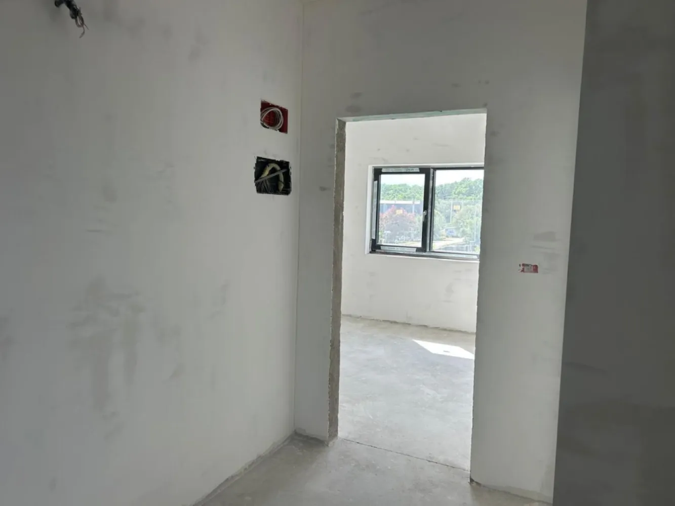 Duplex modern, 4 camere, Giarmata Vii - De vânzare duplex spațios , aflat în stadiul de execuție „la roșu”, oferindu-vă oportunitatea unică de a vă personaliza viitoarea locuință exact așa cum ați visat. Casa se vinde complet finisată (la cheie), însă vă oferă libertatea deplină de a alege materialele și designul interior (gresie, faianță, parchet, uși, obiecte sanitare) si posibiliatea montării de panouri solare pentru eficienta energetică.

Compartimentare functională:

Parter:
-Hol de acces
-Living
-Bucătarie închisă
-Baie
 
Etaj:
-Hol generos
-3 dormitoare (unul cu dressing)
-2 Băi

P+1+Pod (placa de beton peste etaj)

Stadiu actual:
-Construcție „la roșu”, ceea ce permite verificarea calității structurii și a instalațiilor înainte de închidere.

 Predare:
-La cheie, cu toate finisajele incluse în prețul afișat (în limita unui buget generos stabilit prin contract ).

Avantajele achiziției în acest stadiu:

-Personalizare Totală: Alegeți culorile și texturile care vă definesc stilul, de la parchet până la plăcile ceramice din băi.

-Transparență: Puteți vedea exact calitatea construcției și a izolației, nefiind „ascunse” sub tencuială.

-Garanție: Beneficiați de garanția unei lucrări noi, executată conform celor mai recente standarde.

Beneficii și zonă:

- Utilităti: apa,curent,canalizare
- Acces facil la transport în comun/școli/supermarket.
- Zonă liniștită de case in plină dezvoltare, ideală pentru familii.
- Duplexul se vinde la prețul de 220000 euro la cheie.

Eugenia Oancea - consultant imobiliar PropertyLab
Telefon: 0744 549 059

E-mail: eugenia.oancea@propertylab.ro
CP2833389