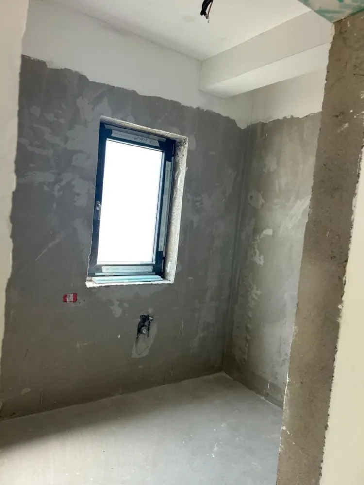 Duplex modern, 4 camere, Giarmata Vii - De vânzare duplex spațios , aflat în stadiul de execuție „la roșu”, oferindu-vă oportunitatea unică de a vă personaliza viitoarea locuință exact așa cum ați visat. Casa se vinde complet finisată (la cheie), însă vă oferă libertatea deplină de a alege materialele și designul interior (gresie, faianță, parchet, uși, obiecte sanitare) si posibiliatea montării de panouri solare pentru eficienta energetică.

Compartimentare functională:

Parter:
-Hol de acces
-Living
-Bucătarie închisă
-Baie
 
Etaj:
-Hol generos
-3 dormitoare (unul cu dressing)
-2 Băi

P+1+Pod (placa de beton peste etaj)

Stadiu actual:
-Construcție „la roșu”, ceea ce permite verificarea calității structurii și a instalațiilor înainte de închidere.

 Predare:
-La cheie, cu toate finisajele incluse în prețul afișat (în limita unui buget generos stabilit prin contract ).

Avantajele achiziției în acest stadiu:

-Personalizare Totală: Alegeți culorile și texturile care vă definesc stilul, de la parchet până la plăcile ceramice din băi.

-Transparență: Puteți vedea exact calitatea construcției și a izolației, nefiind „ascunse” sub tencuială.

-Garanție: Beneficiați de garanția unei lucrări noi, executată conform celor mai recente standarde.

Beneficii și zonă:

- Utilităti: apa,curent,canalizare
- Acces facil la transport în comun/școli/supermarket.
- Zonă liniștită de case in plină dezvoltare, ideală pentru familii.
- Duplexul se vinde la prețul de 220000 euro la cheie.

Eugenia Oancea - consultant imobiliar PropertyLab
Telefon: 0744 549 059

E-mail: eugenia.oancea@propertylab.ro
CP2833389