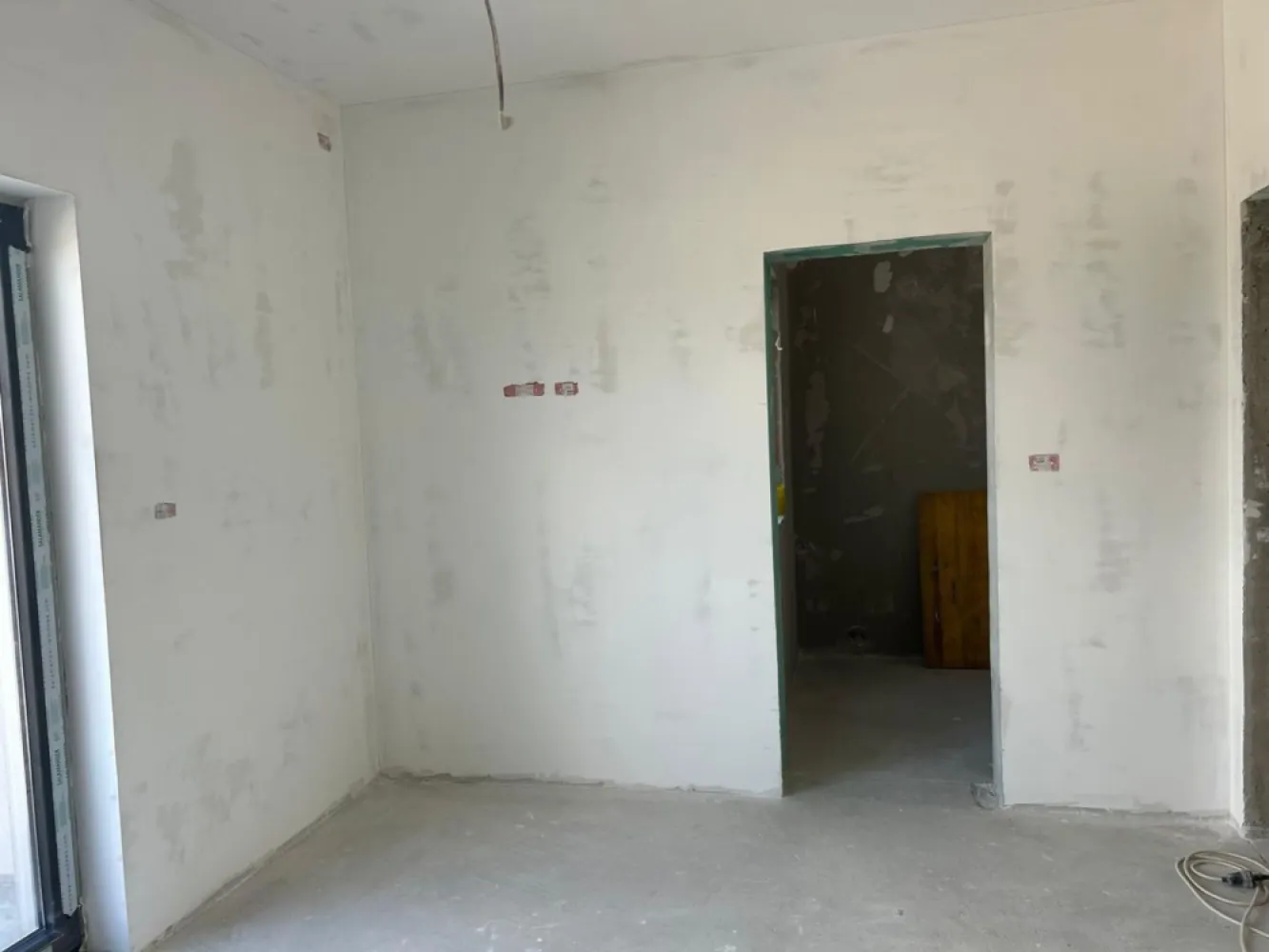 Duplex modern, 4 camere, Giarmata Vii - De vânzare duplex spațios , aflat în stadiul de execuție „la roșu”, oferindu-vă oportunitatea unică de a vă personaliza viitoarea locuință exact așa cum ați visat. Casa se vinde complet finisată (la cheie), însă vă oferă libertatea deplină de a alege materialele și designul interior (gresie, faianță, parchet, uși, obiecte sanitare) si posibiliatea montării de panouri solare pentru eficienta energetică.

Compartimentare functională:

Parter:
-Hol de acces
-Living
-Bucătarie închisă
-Baie
 
Etaj:
-Hol generos
-3 dormitoare (unul cu dressing)
-2 Băi

P+1+Pod (placa de beton peste etaj)

Stadiu actual:
-Construcție „la roșu”, ceea ce permite verificarea calității structurii și a instalațiilor înainte de închidere.

 Predare:
-La cheie, cu toate finisajele incluse în prețul afișat (în limita unui buget generos stabilit prin contract ).

Avantajele achiziției în acest stadiu:

-Personalizare Totală: Alegeți culorile și texturile care vă definesc stilul, de la parchet până la plăcile ceramice din băi.

-Transparență: Puteți vedea exact calitatea construcției și a izolației, nefiind „ascunse” sub tencuială.

-Garanție: Beneficiați de garanția unei lucrări noi, executată conform celor mai recente standarde.

Beneficii și zonă:

- Utilităti: apa,curent,canalizare
- Acces facil la transport în comun/școli/supermarket.
- Zonă liniștită de case in plină dezvoltare, ideală pentru familii.
- Duplexul se vinde la prețul de 220000 euro la cheie.

Eugenia Oancea - consultant imobiliar PropertyLab
Telefon: 0744 549 059

E-mail: eugenia.oancea@propertylab.ro
CP2833389