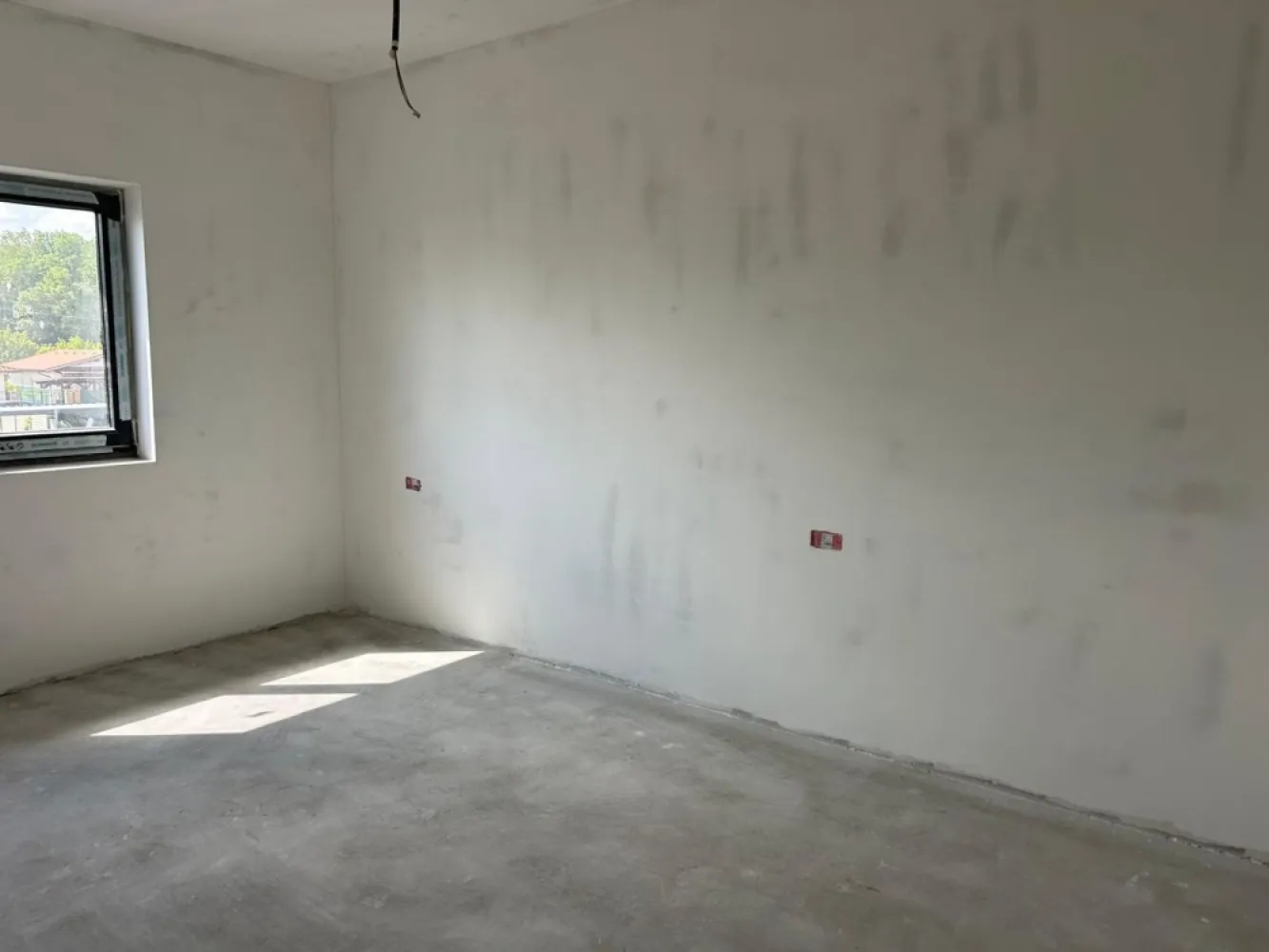Duplex modern, 4 camere, Giarmata Vii - De vânzare duplex spațios , aflat în stadiul de execuție „la roșu”, oferindu-vă oportunitatea unică de a vă personaliza viitoarea locuință exact așa cum ați visat. Casa se vinde complet finisată (la cheie), însă vă oferă libertatea deplină de a alege materialele și designul interior (gresie, faianță, parchet, uși, obiecte sanitare) si posibiliatea montării de panouri solare pentru eficienta energetică.

Compartimentare functională:

Parter:
-Hol de acces
-Living
-Bucătarie închisă
-Baie
 
Etaj:
-Hol generos
-3 dormitoare (unul cu dressing)
-2 Băi

P+1+Pod (placa de beton peste etaj)

Stadiu actual:
-Construcție „la roșu”, ceea ce permite verificarea calității structurii și a instalațiilor înainte de închidere.

 Predare:
-La cheie, cu toate finisajele incluse în prețul afișat (în limita unui buget generos stabilit prin contract ).

Avantajele achiziției în acest stadiu:

-Personalizare Totală: Alegeți culorile și texturile care vă definesc stilul, de la parchet până la plăcile ceramice din băi.

-Transparență: Puteți vedea exact calitatea construcției și a izolației, nefiind „ascunse” sub tencuială.

-Garanție: Beneficiați de garanția unei lucrări noi, executată conform celor mai recente standarde.

Beneficii și zonă:

- Utilităti: apa,curent,canalizare
- Acces facil la transport în comun/școli/supermarket.
- Zonă liniștită de case in plină dezvoltare, ideală pentru familii.
- Duplexul se vinde la prețul de 220000 euro la cheie.

Eugenia Oancea - consultant imobiliar PropertyLab
Telefon: 0744 549 059

E-mail: eugenia.oancea@propertylab.ro
CP2833389
