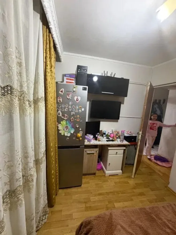 Apartament - 2 camere – bd. Constantin Brancoveanu - 32 mp - Va propun spre vanzare un apartament cu 2 camere – zonă excelentă, aproape de metrou Constantin Brâncoveanu.

 etajul 3 din 4 - zonă apreciată pentru liniște, siguranță și accesibilitate.

Avantaje:

la doar câteva minute de stația de metrou Constantin Brâncoveanu;

amplasare într-o zonă foarte bună, cu acces rapid către magazine, școli, parcuri și mijloace de transport;

etaj intermediar (3/4), ideal pentru confort și eficiență;

vecinătate liniștită și civilizată.

Apartamentul reprezintă o alegere excelentă atât pentru locuit, cât și pentru investiție.

Posibilitate loc de parcare accesat prin ADP.

Pentru mai multe detalii și programarea unei vizionări, vă stau la dispoziție la numărul de telefon: 0751454742

Alexximob Estate - comision 1000 e.