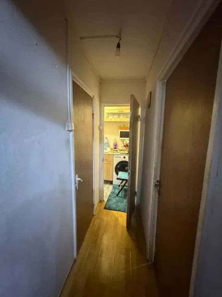 Apartament - 2 camere – bd. Constantin Brancoveanu - 32 mp - Va propun spre vanzare un apartament cu 2 camere – zonă excelentă, aproape de metrou Constantin Brâncoveanu.

 etajul 3 din 4 - zonă apreciată pentru liniște, siguranță și accesibilitate.

Avantaje:

la doar câteva minute de stația de metrou Constantin Brâncoveanu;

amplasare într-o zonă foarte bună, cu acces rapid către magazine, școli, parcuri și mijloace de transport;

etaj intermediar (3/4), ideal pentru confort și eficiență;

vecinătate liniștită și civilizată.

Apartamentul reprezintă o alegere excelentă atât pentru locuit, cât și pentru investiție.

Posibilitate loc de parcare accesat prin ADP.

Pentru mai multe detalii și programarea unei vizionări, vă stau la dispoziție la numărul de telefon: 0751454742

Alexximob Estate - comision 1000 e.