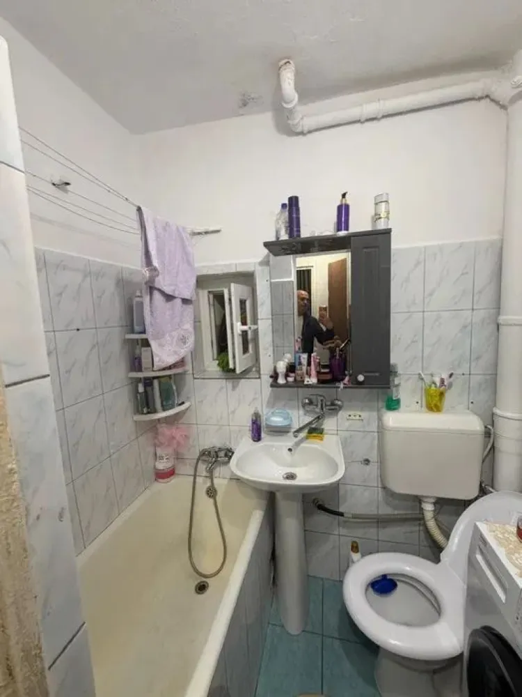 Apartament - 2 camere – bd. Constantin Brancoveanu - 32 mp - Va propun spre vanzare un apartament cu 2 camere – zonă excelentă, aproape de metrou Constantin Brâncoveanu.

 etajul 3 din 4 - zonă apreciată pentru liniște, siguranță și accesibilitate.

Avantaje:

la doar câteva minute de stația de metrou Constantin Brâncoveanu;

amplasare într-o zonă foarte bună, cu acces rapid către magazine, școli, parcuri și mijloace de transport;

etaj intermediar (3/4), ideal pentru confort și eficiență;

vecinătate liniștită și civilizată.

Apartamentul reprezintă o alegere excelentă atât pentru locuit, cât și pentru investiție.

Posibilitate loc de parcare accesat prin ADP.

Pentru mai multe detalii și programarea unei vizionări, vă stau la dispoziție la numărul de telefon: 0751454742

Alexximob Estate - comision 1000 e.