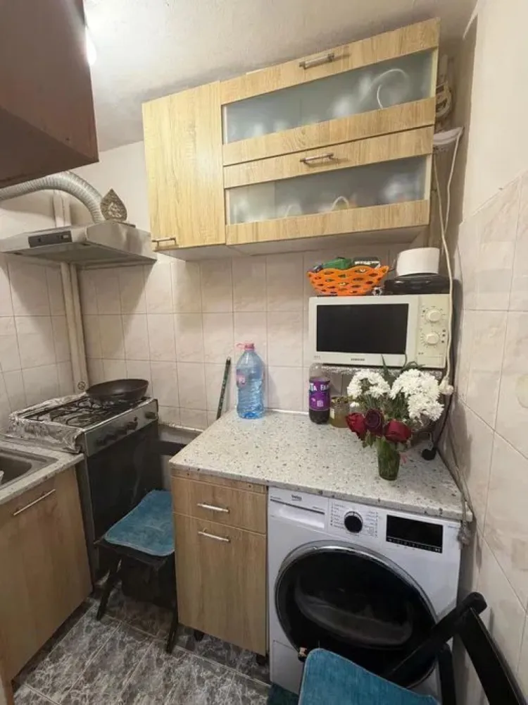 Apartament - 2 camere – bd. Constantin Brancoveanu - 32 mp - Va propun spre vanzare un apartament cu 2 camere – zonă excelentă, aproape de metrou Constantin Brâncoveanu.

 etajul 3 din 4 - zonă apreciată pentru liniște, siguranță și accesibilitate.

Avantaje:

la doar câteva minute de stația de metrou Constantin Brâncoveanu;

amplasare într-o zonă foarte bună, cu acces rapid către magazine, școli, parcuri și mijloace de transport;

etaj intermediar (3/4), ideal pentru confort și eficiență;

vecinătate liniștită și civilizată.

Apartamentul reprezintă o alegere excelentă atât pentru locuit, cât și pentru investiție.

Posibilitate loc de parcare accesat prin ADP.

Pentru mai multe detalii și programarea unei vizionări, vă stau la dispoziție la numărul de telefon: 0751454742

Alexximob Estate - comision 1000 e.