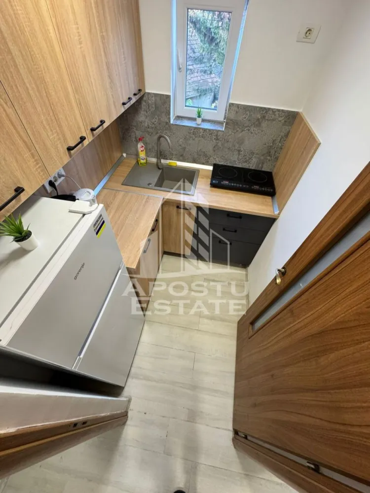 Apartament cu 1 camera, etajul 1, Petfriendly, zona Bogdanestilor - Agentia Imobiliara APOSTU ESTATE va ofera spre inchiriere un apartament cu 1 camera, situat in zona Bogdanestilor.

Acest apartament cu o suprafata de 33 mp dispune de urmatoarele facilitati:
- Bucatarie spatioasa, complet utilata, cu loc de luat masa;
- Hol de acces;
- Sufragerie luminoasa;
- Baie dotata cu cabina de dus si geam pentru ventilatie naturala.

Confortul termic este asigurat de centrala proprie pe gaz. Apartamentul se bucura de o pozitionare privilegiata, oferind acces rapid la diverse puncte de interes din zona:
- Centru orasului la 5 minute de mers cu masina;
-Iulius Mall la 5 minute de mers cu masina;
-Mijloace de transport in comun la 2 minute.

Va invitam cu drag sa programati o vizionare pentru a aprecia personal toate facilitatile si avantajele acestui apartament.

ID intern: CP2338457!
