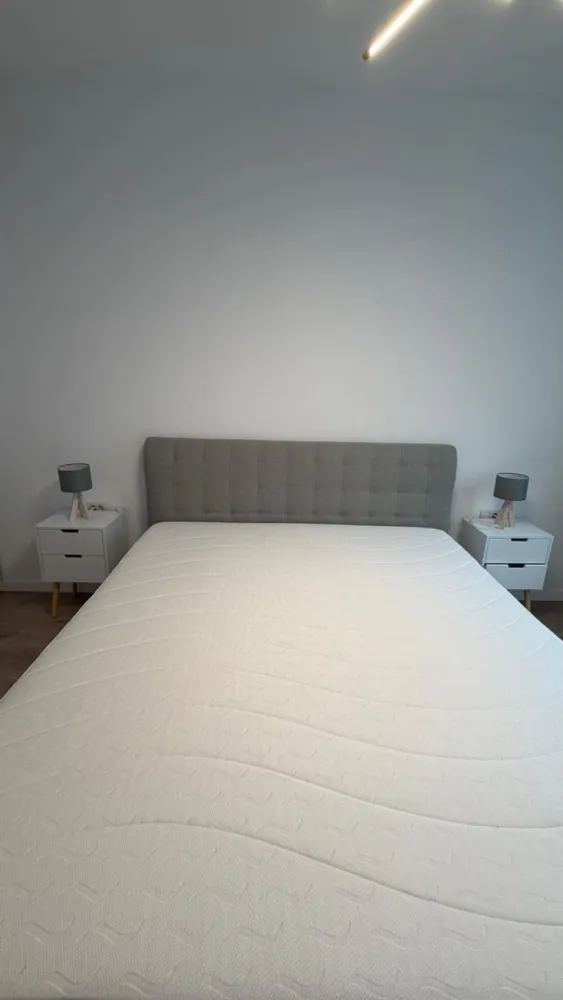 Apartament de Inchiriat - 2 Camere - 61 mp - Zona Grand Arena - Va ofer spre închiriere un apartament cu 2 camere, complet mobilat și utilat, ideal pentru o persoană singură sau un cuplu. Locuința este la prima închiriere, fiind pregătită pentru mutare imediată.

etaj 3/6 - retras

Apartamentul este compus din:

✔ Living spațios și luminos
✔ Dormitor confortabil
✔ Bucătărie complet utilată
✔ Baie modernă
✔ Balcon

Beneficiază de toate electrocasnicele necesare:

✔ Frigider
✔ Aragaz și cuptor
✔ Mașină de spălat rufe
✔ TV
✔ Aer condiționat

În preț este inclus și un loc de parcare în subteranul blocului, oferind un plus de confort și siguranță.

Apartamentul este disponibil imediat și reprezintă o alegere excelentă pentru cei care își doresc o locuință modernă, complet echipată și gata de mutare.

Pentru detalii suplimentare și programarea unei vizionări, vă stau la dispoziție telefonic.

AlexxImob Estate - 0751454742.

1+1+ 50% din prima chirie (comision agentie)