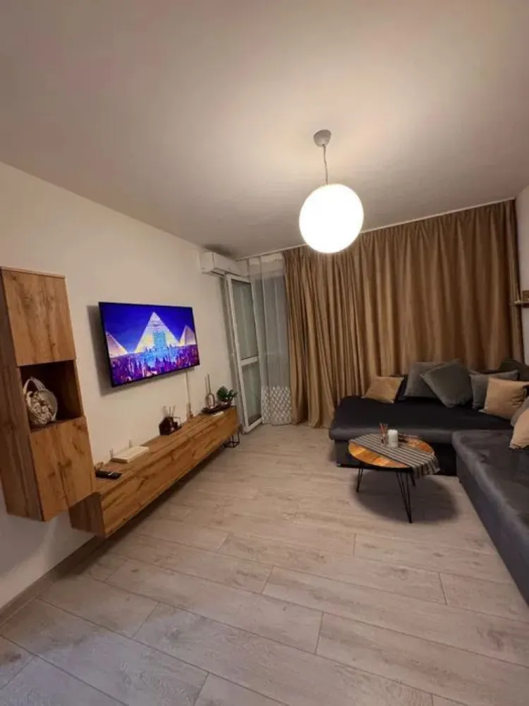 Apartament de Vanzare - zona PIATA PROGRESUL - 50 MP - Va propun spre vanzare un apartament cu 2 camere, complet renovat, mobilat și utilat – gata de mutare.

Apartamentul are o suprafață utilă de 50 mp și a fost renovat integral de la beton, cu înlocuirea completă a instalațiilor electrice și sanitare. Toate lucrările au fost realizate cu materiale și finisaje premium, atent alese pentru confort, estetică și durabilitate.

Renovare și dotări premium:
Parchet de 10 mm grosime
Uși interioare noi
Gresie și faianță de calitate superioară
Ușă metalică nouă la intrare
Prize și întrerupătoare noi
Finisaje premium și design modern
Bloc în curs de reabilitare termică
Lift recent înlocuit
Localizare excelentă:
Stație STB (autobuz și tramvai) la aproximativ 3 minute de mers pe jos
Piața Progresu la aproximativ 3 minute
La doar 2 stații de tramvai de stația de metrou Eroii Revoluției
Școli, grădinițe și centre after-school în imediata apropiere
Multiple locuri de joacă pentru copii la 1 minut de bloc
Restaurante, magazine de proximitate, Shop & Go, Froo, magazine de bricolaj și alte facilități pentru nevoile de zi cu zi
Se vinde exact ca în fotografii, complet mobilat și utilat:
2 televizoare JVC (55” și 43”)
Mașină de spălat Beko
Cuptor cu microunde
Frigider Arctic
Cuptor Beko
Plită pe gaz

Apartamentul este ideal pentru o familie cu copii sau pentru cei care își doresc să se mute imediat, fără investiții suplimentare, într-o zonă bine conectată și cu toate facilitățile necesare la îndemână.

Mutare imediată! Totul este nou, funcțional și pregătit pentru viitorul proprietar.

Alexximob Estate - tel. 0751454742

comision 1000 euro.