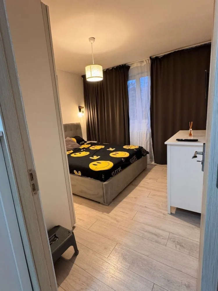 Apartament de Vanzare - zona PIATA PROGRESUL - 50 MP - Va propun spre vanzare un apartament cu 2 camere, complet renovat, mobilat și utilat – gata de mutare.

Apartamentul are o suprafață utilă de 50 mp și a fost renovat integral de la beton, cu înlocuirea completă a instalațiilor electrice și sanitare. Toate lucrările au fost realizate cu materiale și finisaje premium, atent alese pentru confort, estetică și durabilitate.

Renovare și dotări premium:
Parchet de 10 mm grosime
Uși interioare noi
Gresie și faianță de calitate superioară
Ușă metalică nouă la intrare
Prize și întrerupătoare noi
Finisaje premium și design modern
Bloc în curs de reabilitare termică
Lift recent înlocuit
Localizare excelentă:
Stație STB (autobuz și tramvai) la aproximativ 3 minute de mers pe jos
Piața Progresu la aproximativ 3 minute
La doar 2 stații de tramvai de stația de metrou Eroii Revoluției
Școli, grădinițe și centre after-school în imediata apropiere
Multiple locuri de joacă pentru copii la 1 minut de bloc
Restaurante, magazine de proximitate, Shop & Go, Froo, magazine de bricolaj și alte facilități pentru nevoile de zi cu zi
Se vinde exact ca în fotografii, complet mobilat și utilat:
2 televizoare JVC (55” și 43”)
Mașină de spălat Beko
Cuptor cu microunde
Frigider Arctic
Cuptor Beko
Plită pe gaz

Apartamentul este ideal pentru o familie cu copii sau pentru cei care își doresc să se mute imediat, fără investiții suplimentare, într-o zonă bine conectată și cu toate facilitățile necesare la îndemână.

Mutare imediată! Totul este nou, funcțional și pregătit pentru viitorul proprietar.

Alexximob Estate - tel. 0751454742

comision 1000 euro.