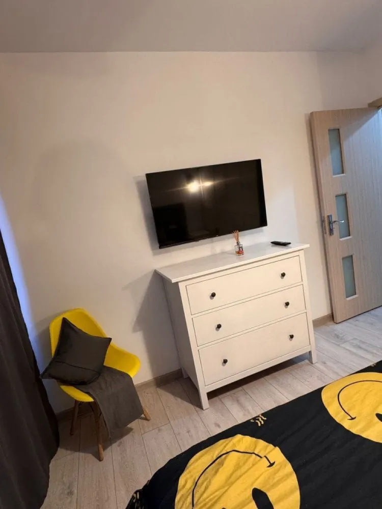 Apartament de Vanzare - zona PIATA PROGRESUL - 50 MP - Va propun spre vanzare un apartament cu 2 camere, complet renovat, mobilat și utilat – gata de mutare.

Apartamentul are o suprafață utilă de 50 mp și a fost renovat integral de la beton, cu înlocuirea completă a instalațiilor electrice și sanitare. Toate lucrările au fost realizate cu materiale și finisaje premium, atent alese pentru confort, estetică și durabilitate.

Renovare și dotări premium:
Parchet de 10 mm grosime
Uși interioare noi
Gresie și faianță de calitate superioară
Ușă metalică nouă la intrare
Prize și întrerupătoare noi
Finisaje premium și design modern
Bloc în curs de reabilitare termică
Lift recent înlocuit
Localizare excelentă:
Stație STB (autobuz și tramvai) la aproximativ 3 minute de mers pe jos
Piața Progresu la aproximativ 3 minute
La doar 2 stații de tramvai de stația de metrou Eroii Revoluției
Școli, grădinițe și centre after-school în imediata apropiere
Multiple locuri de joacă pentru copii la 1 minut de bloc
Restaurante, magazine de proximitate, Shop & Go, Froo, magazine de bricolaj și alte facilități pentru nevoile de zi cu zi
Se vinde exact ca în fotografii, complet mobilat și utilat:
2 televizoare JVC (55” și 43”)
Mașină de spălat Beko
Cuptor cu microunde
Frigider Arctic
Cuptor Beko
Plită pe gaz

Apartamentul este ideal pentru o familie cu copii sau pentru cei care își doresc să se mute imediat, fără investiții suplimentare, într-o zonă bine conectată și cu toate facilitățile necesare la îndemână.

Mutare imediată! Totul este nou, funcțional și pregătit pentru viitorul proprietar.

Alexximob Estate - tel. 0751454742

comision 1000 euro.