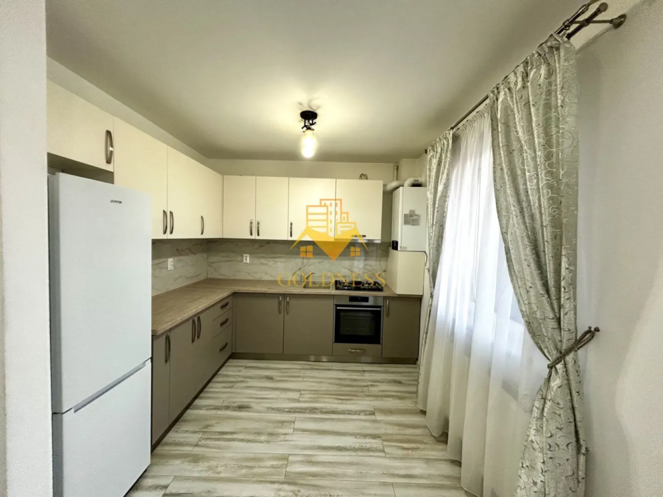 3 camere open space, Parcare, Modern, Eroilor, Storia Cucina, Floresti - GOLDNESS Imobiliare vă propune spre închiriere un apartament cu 3 camere complet mobilat și utilat, la etajul 3 într-un imobil de 5 etaje, în cartierul Floresti. 
Dispune de parcare subterana!

Apartamentul este compartimentat astfel:
 - dormitor cu pat matrimonial, dressing, noptiere
 - dormitor cu pat matrimonial, dressing, noptiere
 - living cu bucatarie open-space complet utilată, canapea extensibla, loc de servit masa 
 - baie cu cada, calorifer port prosop inox și dulap pentru depozitare.
 - balcon de 5 mp.

Imobilul este dotat cu toate cele necesare- centrală proprie, frigider, aragaz, hotă, mașină de spălat haine, tv, etc. 

Dacă sunteți interesați de acest apartament și doriți să îl vizionați, dar și pentru alte oferte nu ezitați să ne contactați telefonic sau prin e-mail. Vă stăm la dispoziție!
Pentru intermediere se percepe un comision de 50% din prețul chiriei!