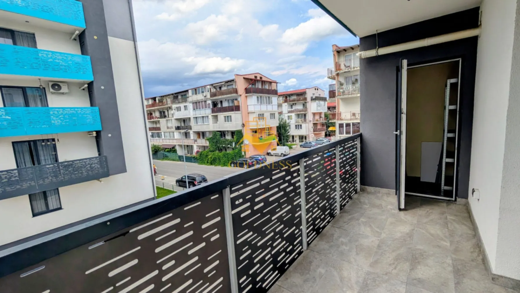 3 camere open space, Parcare, Modern, Eroilor, Storia Cucina, Floresti - GOLDNESS Imobiliare vă propune spre închiriere un apartament cu 3 camere complet mobilat și utilat, la etajul 3 într-un imobil de 5 etaje, în cartierul Floresti. 
Dispune de parcare subterana!

Apartamentul este compartimentat astfel:
 - dormitor cu pat matrimonial, dressing, noptiere
 - dormitor cu pat matrimonial, dressing, noptiere
 - living cu bucatarie open-space complet utilată, canapea extensibla, loc de servit masa 
 - baie cu cada, calorifer port prosop inox și dulap pentru depozitare.
 - balcon de 5 mp.

Imobilul este dotat cu toate cele necesare- centrală proprie, frigider, aragaz, hotă, mașină de spălat haine, tv, etc. 

Dacă sunteți interesați de acest apartament și doriți să îl vizionați, dar și pentru alte oferte nu ezitați să ne contactați telefonic sau prin e-mail. Vă stăm la dispoziție!
Pentru intermediere se percepe un comision de 50% din prețul chiriei!