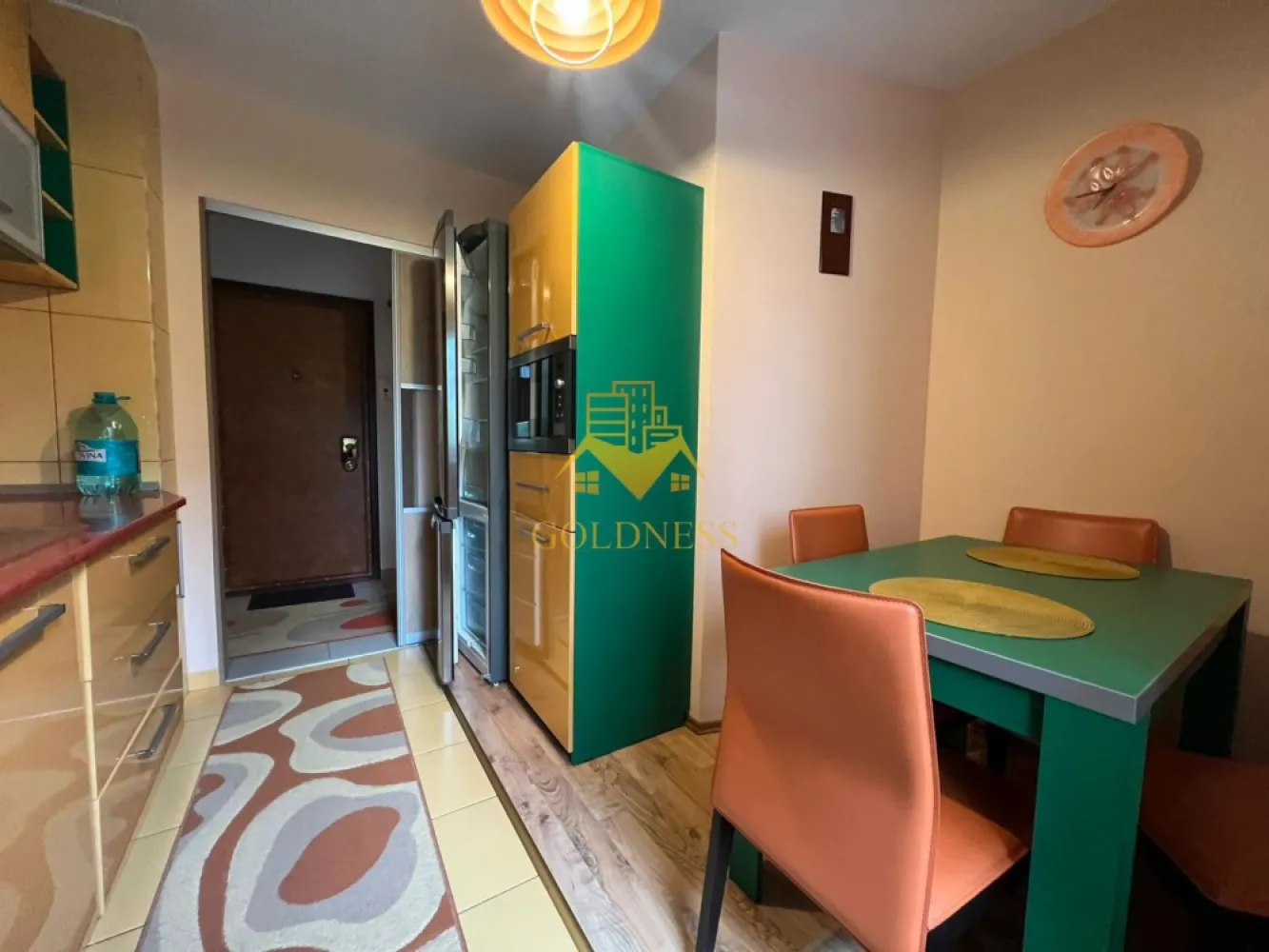 2 camere decomandate, Primaverii, Calea Manastur, Calvaria, MOL, USAMV - GOLDNESS Imobiliare vă propune spre închiriere un apartament cu 2 camere complet mobilat și utilat, la etajul 1 intr-un imobil de 8 etaje, în Cartierul Manastur.
Posibilitatea de a parca în zonă.
Se află în apropierea stațiilor de transport în comun, magazine, restaurante, spații verzi, farmacii, etc. 

Apartamentul este compartimentat astfel:
 - dormitor cu canapea extensibila, dreSsing
 - dormitor cu pat matrimonial, dressing
 - bucatarie complet utilată și mobilată, loc de servit masa 
 - baie cu cada, calorifer port prosop și dulap pentru depozitare.
 - balcon închis de 4 mp.

Imobilul este dotat cu toate cele necesare- centrală proprie, frigider, aragaz, hotă, mașină de spălat haine, etc. 

Dacă sunteți interesați de acest apartament și doriți să îl vizionați, dar și pentru alte oferte nu ezitați să ne contactați telefonic sau prin e-mail. Vă stăm la dispoziție!
Pentru intermediere se percepe un comision de 50% din prețul chiriei!