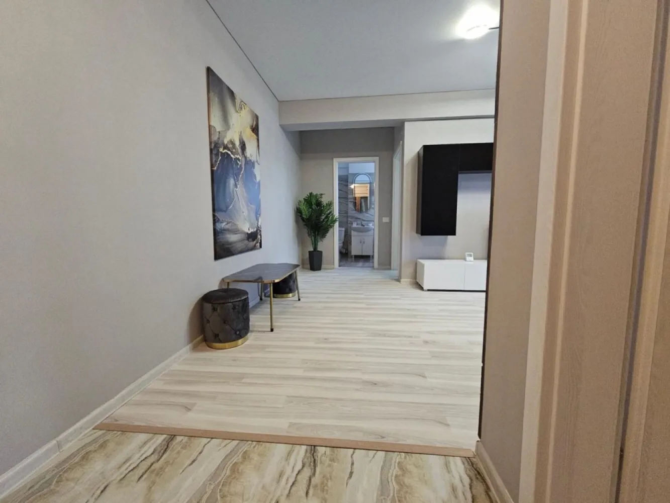 Apartament 2 camere LUX - Militari Pollux Residence - Agentie imobiliara - comision 50%

Vă propunem spre închiriere un apartament cu 2 camere, situat în Militari, complexul Pollux Residence ideal pentru cei care își doresc confort și acces rapid la facilități.

*Detalii proprietate:*

* Apartament 2 camere
* Complet mobilat și utilat, gata de mutare imediată
* Spații bine compartimentate, oferind confort și funcționalitate
* Bucătărie echipată cu electrocasnice necesare
* Ideal pentru cupluri sau persoane singure

*Avantaje locație:*

* Acces rapid la supermarketuri, restaurante și alte puncte de interes
* Aproape de mijloace de transport în comun
* Zonă liniștită, cu acces facil către București

*Condiții închiriere:*

* Se închiriază prin intermediul agenției imobiliare
* Comision: 50% din valoarea unei luni de chirie

Apartamentul este pregătit pentru noii chiriași și oferă un echilibru foarte bun între confort, locație și accesibilitate.

Pentru mai multe detalii sau programarea unei vizionări, vă stăm la dispoziție.