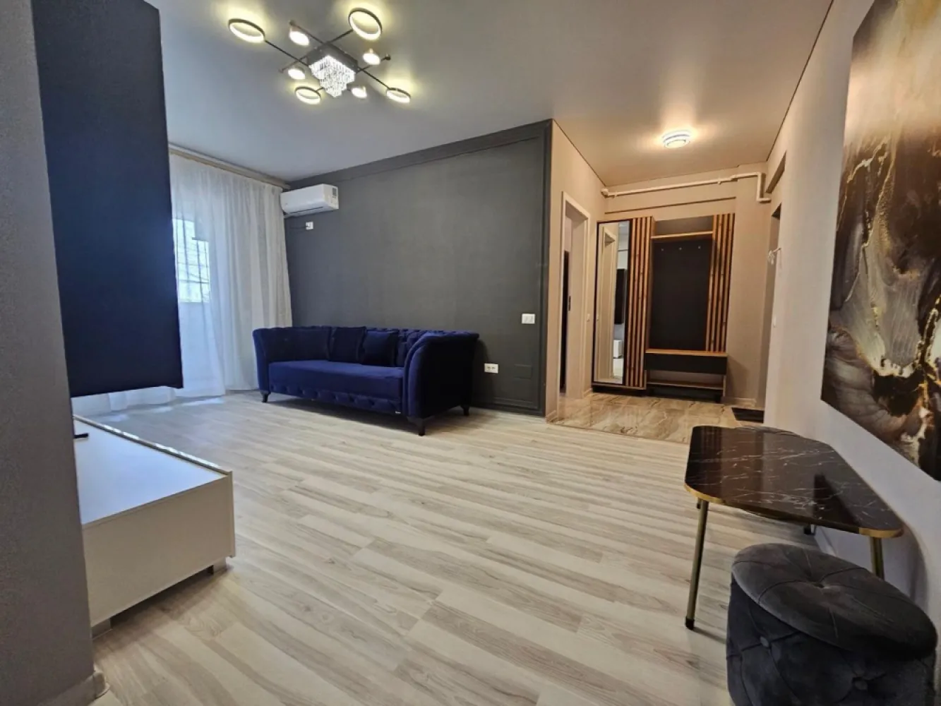 Apartament 2 camere LUX - Militari Pollux Residence - Agentie imobiliara - comision 50%

Vă propunem spre închiriere un apartament cu 2 camere, situat în Militari, complexul Pollux Residence ideal pentru cei care își doresc confort și acces rapid la facilități.

*Detalii proprietate:*

* Apartament 2 camere
* Complet mobilat și utilat, gata de mutare imediată
* Spații bine compartimentate, oferind confort și funcționalitate
* Bucătărie echipată cu electrocasnice necesare
* Ideal pentru cupluri sau persoane singure

*Avantaje locație:*

* Acces rapid la supermarketuri, restaurante și alte puncte de interes
* Aproape de mijloace de transport în comun
* Zonă liniștită, cu acces facil către București

*Condiții închiriere:*

* Se închiriază prin intermediul agenției imobiliare
* Comision: 50% din valoarea unei luni de chirie

Apartamentul este pregătit pentru noii chiriași și oferă un echilibru foarte bun între confort, locație și accesibilitate.

Pentru mai multe detalii sau programarea unei vizionări, vă stăm la dispoziție.