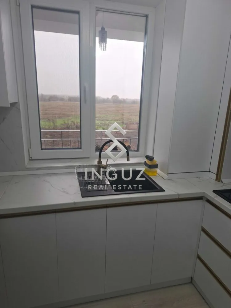 APARTAMENT 2 CAMERE DE ÎNCHIRIAT – CITY NORD TUNARI - APARTAMENT 2 CAMERE DE ÎNCHIRIAT – CITY NORD TUNARI

⬇️ العربية بالأسفل ⬇️

Disponibil imediat!

Vă prezentăm un apartament modern cu 2 camere, situat în complexul rezidențial City Nord Tunari, una dintre cele mai apreciate zone rezidențiale din nordul Bucureștiului.

Detalii proprietate:
• 2 camere
• Suprafață utilă: 56 mp
• Compartimentare semidecomandată
• Etaj 1
• Complet mobilat și utilat
• Mobilier Mobexpert
• 2 balcoane (față și spate)
• Disponibil pentru mutare imediată

Avantaje:
• Complex rezidențial modern și liniștit
• Acces rapid către Pipera, Aviației, Barbu Văcărescu și Aeroportul Otopeni
• Aproape de centre comerciale, școli, grădinițe și zone de interes
• Comunitate rezidențială modernă și bine întreținută

Chirie: 600 Euro/lună

Comision agenție: 50% din valoarea primei luni de chirie + TVA.

━━━━━━━━━━━━━━━━━━━━

شقة غرفتين للإيجار – City Nord Tunari

متوفرة للسكن فوراً.

شقة حديثة تقع داخل مجمع City Nord السكني في منطقة توناري شمال بوخارست، مناسبة للأفراد أو الأزواج الباحثين عن الهدوء والقرب من مناطق الأعمال في شمال المدينة.

مواصفات الشقة:
• غرفتان
• مساحة 56 متر مربع
• تقسيم شبه منفصل
• الطابق الأول
• مفروشة ومجهزة بالكامل
• أثاث Mobexpert
• شرفتان (أمام وخلف)
• جاهزة للسكن مباشرة

مميزات الموقع:
• مجمع سكني حديث وهادئ
• وصول سريع إلى Pipera وAviatiei ومطار أوتوبيني
• قريب من المراكز التجارية والمدارس والخدمات
• بيئة سكنية مريحة وآمنة

الإيجار: 600 يورو شهرياً

عمولة المكتب: 50٪ من قيمة أول شهر إيجار + الضريبة
للمزيد من المعلومات أو حجز موعد للمعاينة:

Inguz Real Estate
📱 +40 774 017 567
📱 +40 724 922 092
✉️ info.inguzrealestate.com