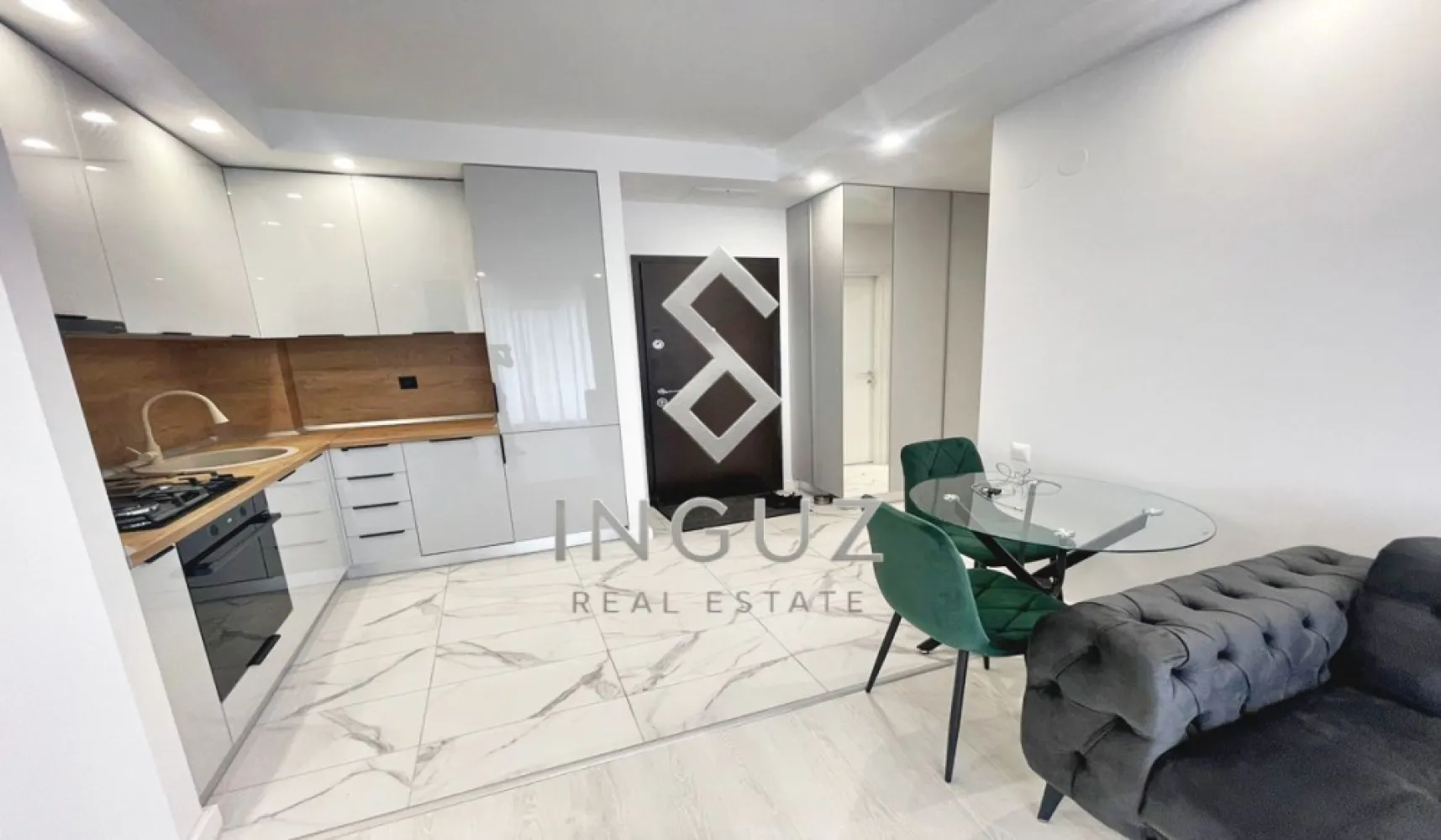 PRIMA ÎNCHIRIERE – APARTAMENT 2 CAMERE TIP STUDIO CU GRĂDINĂ PROPRIE - PRIMA ÎNCHIRIERE – APARTAMENT 2 CAMERE TIP STUDIO CU GRĂDINĂ PROPRIE – COSMOPOLIS

⬇️ العربية بالأسفل ⬇️

Disponibil imediat!

Vă prezentăm un apartament modern cu 2 camere tip studio, situat în complexul rezidențial Cosmopolis, una dintre cele mai apreciate comunități rezidențiale din nordul Bucureștiului.

Apartamentul se află la parter și beneficiază de grădină proprie, fiind alegerea ideală pentru persoanele care își doresc confort, intimitate și acces la facilități premium.

Detalii proprietate:
• 2 camere tip studio
• Suprafață utilă: 38 mp
• Parter
• Prima închiriere
• Complet mobilat și utilat
• Mobilier și electrocasnice noi
• Living luminos cu bucătărie open-space
• Dormitor confortabil
• Baie modernă
• Grădină proprie

Beneficii:
• Acces la piscinele din complex
• Ansamblu rezidențial modern și securizat
• Magazine, restaurante, cafenele și servicii în interiorul complexului
• Acces rapid către Pipera, A3 și zona de business din nordul Bucureștiului
• Ideal pentru o persoană sau un cuplu

Chirie: 600 Euro/lună

Comision agenție: 50% din valoarea primei luni de chirie + TVA.
━━━━━━━━━━━━━━━━━━━━

لأول إيجار – شقة غرفتين ستوديو مع حديقة خاصة – Cosmopolis

متوفرة للسكن فوراً.

شقة حديثة تقع داخل مجمع Cosmopolis السكني المميز في شمال بوخارست، وتُعرض للإيجار لأول مرة بعد تجهيزها بالكامل بأثاث وأجهزة جديدة.

تقع الشقة في الطابق الأرضي وتتميز بحديقة خاصة تمنح المزيد من الراحة والخصوصية، بالإضافة إلى إمكانية استخدام المسابح الموجودة داخل المجمع.

مواصفات الشقة:
• غرفتان ستوديو
• مساحة 38 متر مربع
• الطابق الأرضي
• أول إيجار
• مفروشة ومجهزة بالكامل
• أثاث وأجهزة كهربائية جديدة
• غرفة معيشة مع مطبخ مفتوح
• غرفة نوم مريحة
• حمام عصري
• حديقة خاصة

مميزات إضافية:
• إمكانية استخدام المسابح داخل المجمع
• مجمع سكني حديث وآمن
• متاجر ومطاعم ومقاهي وخدمات متنوعة داخل Cosmopolis
• وصول سريع إلى Pipera وشمال بوخارست
• مناسبة لشخص واحد أو زوجين

الإيجار: 600 يورو شهرياً

عمولة المكتب: 50٪ من قيمة أول شهر إيجار + الضريبة

للمزيد من المعلومات أو حجز موعد للمعاينة:

Inguz Real Estate
📱 +40 774 017 567
📱 +40 724 922 092
✉️ info.inguzrealestate.com