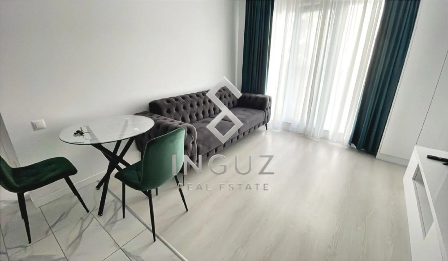 PRIMA ÎNCHIRIERE – APARTAMENT 2 CAMERE TIP STUDIO CU GRĂDINĂ PROPRIE - PRIMA ÎNCHIRIERE – APARTAMENT 2 CAMERE TIP STUDIO CU GRĂDINĂ PROPRIE – COSMOPOLIS

⬇️ العربية بالأسفل ⬇️

Disponibil imediat!

Vă prezentăm un apartament modern cu 2 camere tip studio, situat în complexul rezidențial Cosmopolis, una dintre cele mai apreciate comunități rezidențiale din nordul Bucureștiului.

Apartamentul se află la parter și beneficiază de grădină proprie, fiind alegerea ideală pentru persoanele care își doresc confort, intimitate și acces la facilități premium.

Detalii proprietate:
• 2 camere tip studio
• Suprafață utilă: 38 mp
• Parter
• Prima închiriere
• Complet mobilat și utilat
• Mobilier și electrocasnice noi
• Living luminos cu bucătărie open-space
• Dormitor confortabil
• Baie modernă
• Grădină proprie

Beneficii:
• Acces la piscinele din complex
• Ansamblu rezidențial modern și securizat
• Magazine, restaurante, cafenele și servicii în interiorul complexului
• Acces rapid către Pipera, A3 și zona de business din nordul Bucureștiului
• Ideal pentru o persoană sau un cuplu

Chirie: 600 Euro/lună

Comision agenție: 50% din valoarea primei luni de chirie + TVA.
━━━━━━━━━━━━━━━━━━━━

لأول إيجار – شقة غرفتين ستوديو مع حديقة خاصة – Cosmopolis

متوفرة للسكن فوراً.

شقة حديثة تقع داخل مجمع Cosmopolis السكني المميز في شمال بوخارست، وتُعرض للإيجار لأول مرة بعد تجهيزها بالكامل بأثاث وأجهزة جديدة.

تقع الشقة في الطابق الأرضي وتتميز بحديقة خاصة تمنح المزيد من الراحة والخصوصية، بالإضافة إلى إمكانية استخدام المسابح الموجودة داخل المجمع.

مواصفات الشقة:
• غرفتان ستوديو
• مساحة 38 متر مربع
• الطابق الأرضي
• أول إيجار
• مفروشة ومجهزة بالكامل
• أثاث وأجهزة كهربائية جديدة
• غرفة معيشة مع مطبخ مفتوح
• غرفة نوم مريحة
• حمام عصري
• حديقة خاصة

مميزات إضافية:
• إمكانية استخدام المسابح داخل المجمع
• مجمع سكني حديث وآمن
• متاجر ومطاعم ومقاهي وخدمات متنوعة داخل Cosmopolis
• وصول سريع إلى Pipera وشمال بوخارست
• مناسبة لشخص واحد أو زوجين

الإيجار: 600 يورو شهرياً

عمولة المكتب: 50٪ من قيمة أول شهر إيجار + الضريبة

للمزيد من المعلومات أو حجز موعد للمعاينة:

Inguz Real Estate
📱 +40 774 017 567
📱 +40 724 922 092
✉️ info.inguzrealestate.com
