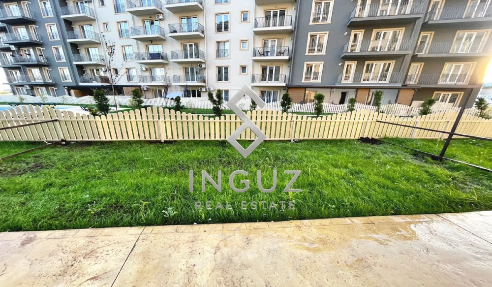PRIMA ÎNCHIRIERE – APARTAMENT 2 CAMERE TIP STUDIO CU GRĂDINĂ PROPRIE - PRIMA ÎNCHIRIERE – APARTAMENT 2 CAMERE TIP STUDIO CU GRĂDINĂ PROPRIE – COSMOPOLIS

⬇️ العربية بالأسفل ⬇️

Disponibil imediat!

Vă prezentăm un apartament modern cu 2 camere tip studio, situat în complexul rezidențial Cosmopolis, una dintre cele mai apreciate comunități rezidențiale din nordul Bucureștiului.

Apartamentul se află la parter și beneficiază de grădină proprie, fiind alegerea ideală pentru persoanele care își doresc confort, intimitate și acces la facilități premium.

Detalii proprietate:
• 2 camere tip studio
• Suprafață utilă: 38 mp
• Parter
• Prima închiriere
• Complet mobilat și utilat
• Mobilier și electrocasnice noi
• Living luminos cu bucătărie open-space
• Dormitor confortabil
• Baie modernă
• Grădină proprie

Beneficii:
• Acces la piscinele din complex
• Ansamblu rezidențial modern și securizat
• Magazine, restaurante, cafenele și servicii în interiorul complexului
• Acces rapid către Pipera, A3 și zona de business din nordul Bucureștiului
• Ideal pentru o persoană sau un cuplu

Chirie: 600 Euro/lună

Comision agenție: 50% din valoarea primei luni de chirie + TVA.
━━━━━━━━━━━━━━━━━━━━

لأول إيجار – شقة غرفتين ستوديو مع حديقة خاصة – Cosmopolis

متوفرة للسكن فوراً.

شقة حديثة تقع داخل مجمع Cosmopolis السكني المميز في شمال بوخارست، وتُعرض للإيجار لأول مرة بعد تجهيزها بالكامل بأثاث وأجهزة جديدة.

تقع الشقة في الطابق الأرضي وتتميز بحديقة خاصة تمنح المزيد من الراحة والخصوصية، بالإضافة إلى إمكانية استخدام المسابح الموجودة داخل المجمع.

مواصفات الشقة:
• غرفتان ستوديو
• مساحة 38 متر مربع
• الطابق الأرضي
• أول إيجار
• مفروشة ومجهزة بالكامل
• أثاث وأجهزة كهربائية جديدة
• غرفة معيشة مع مطبخ مفتوح
• غرفة نوم مريحة
• حمام عصري
• حديقة خاصة

مميزات إضافية:
• إمكانية استخدام المسابح داخل المجمع
• مجمع سكني حديث وآمن
• متاجر ومطاعم ومقاهي وخدمات متنوعة داخل Cosmopolis
• وصول سريع إلى Pipera وشمال بوخارست
• مناسبة لشخص واحد أو زوجين

الإيجار: 600 يورو شهرياً

عمولة المكتب: 50٪ من قيمة أول شهر إيجار + الضريبة

للمزيد من المعلومات أو حجز موعد للمعاينة:

Inguz Real Estate
📱 +40 774 017 567
📱 +40 724 922 092
✉️ info.inguzrealestate.com